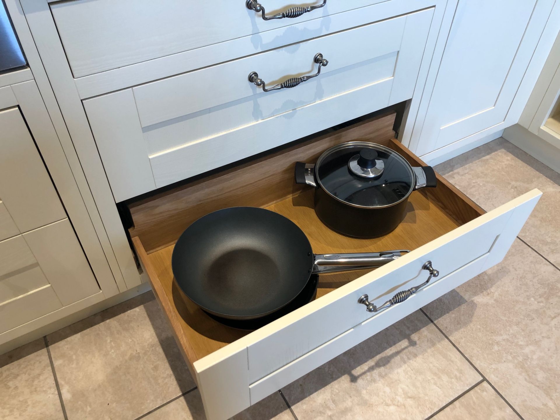 1 x Bespoke Milton Ivory Oak PWS Kitchen with 20mm Granite Worktops and Appliances -  ***NO VAT ON - Bild 41 aus 65