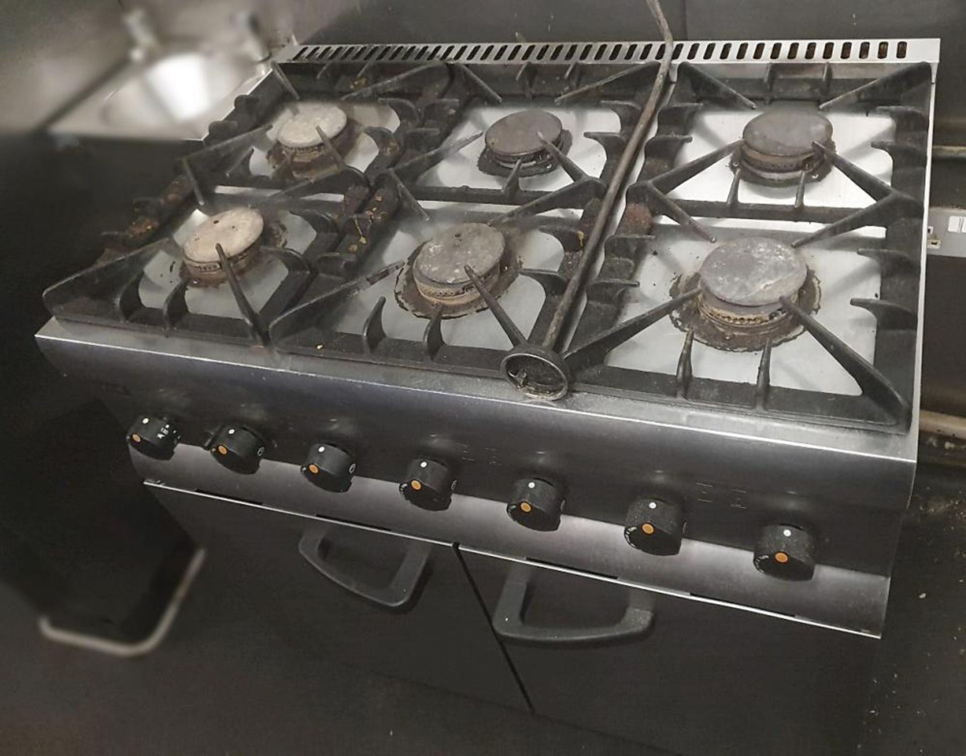 1 x LINCAT Commercial Stainless Steel 6-Ring Gas Cooker - Dimensions: 90 x 60 x H92cm - Recently Tak - Image 3 of 6