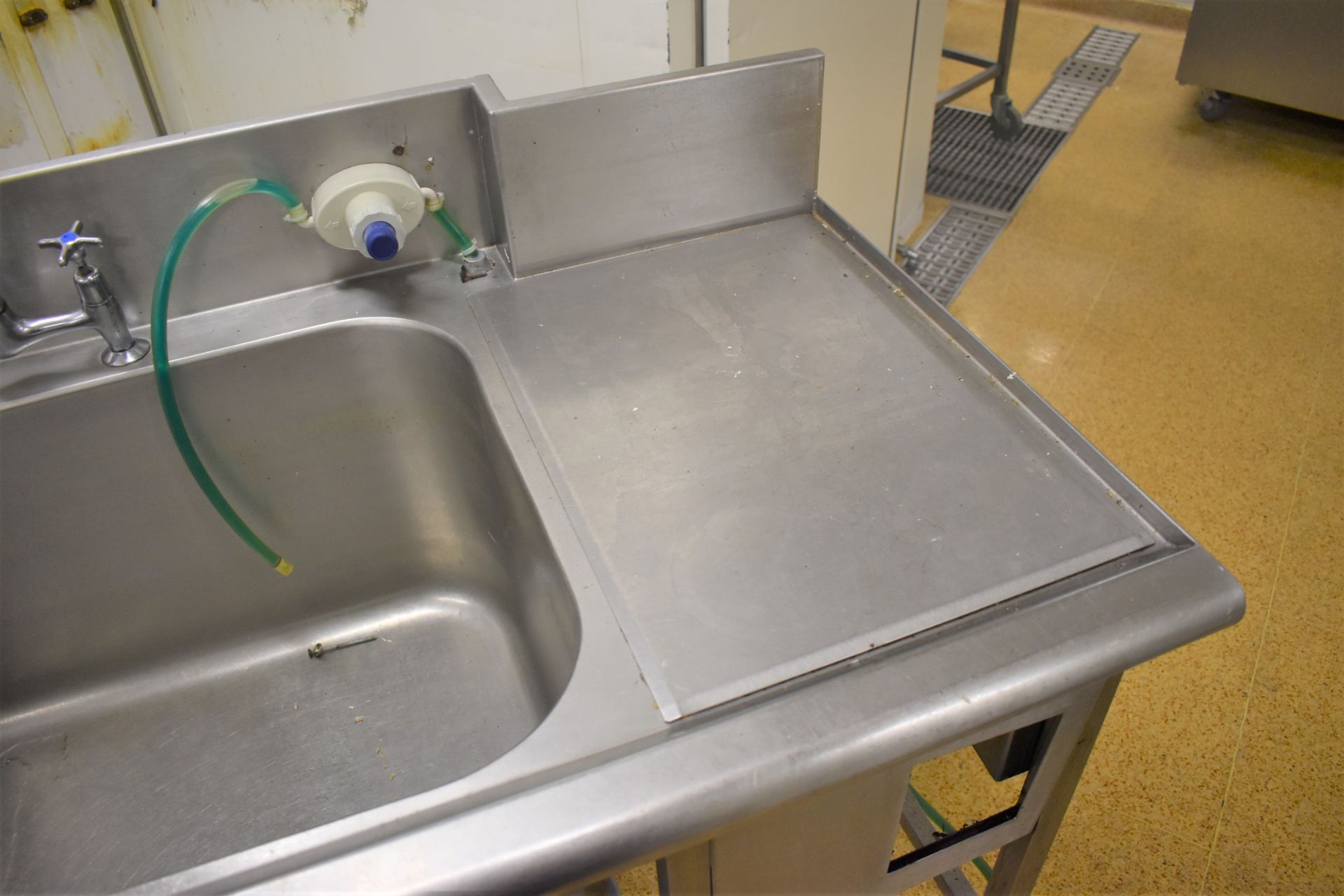 1 x Large Stainless Steel Wash Unit With Twin Deep Sink Basins, Hose Rinser Tap, Mixer Taps, - Bild 5 aus 10