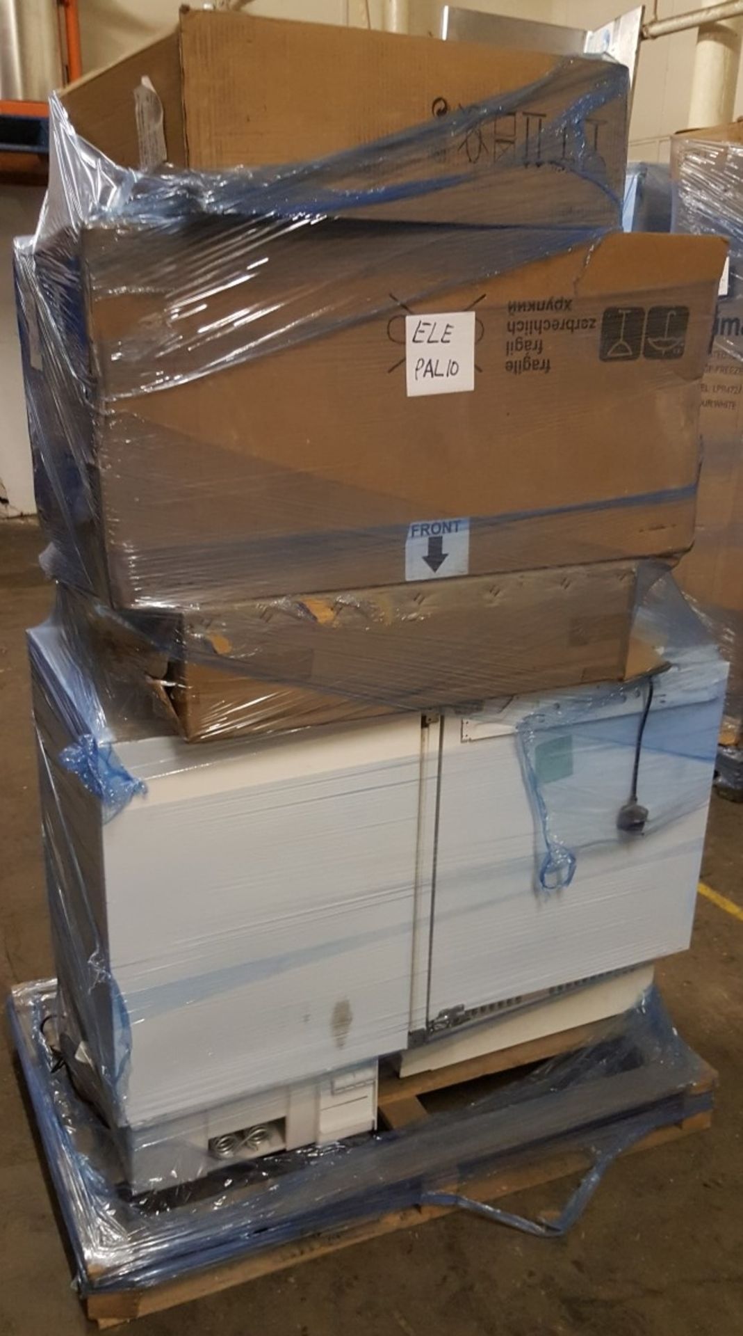 1 x Assorted Pallet of Domestic Appliances - Includes Freezers, Cooker Hood & More - REF: ELEPAL10