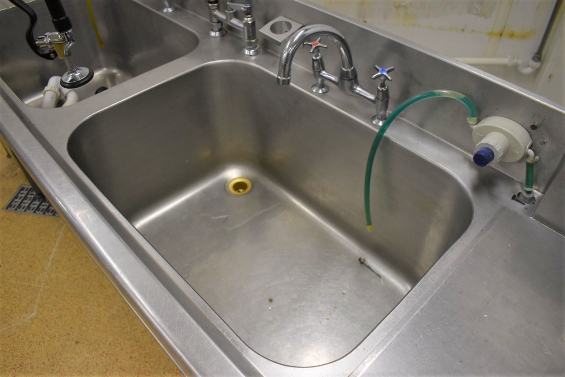1 x Large Stainless Steel Wash Unit With Twin Deep Sink Basins, Hose Rinser Tap, Mixer Taps, - Image 4 of 10