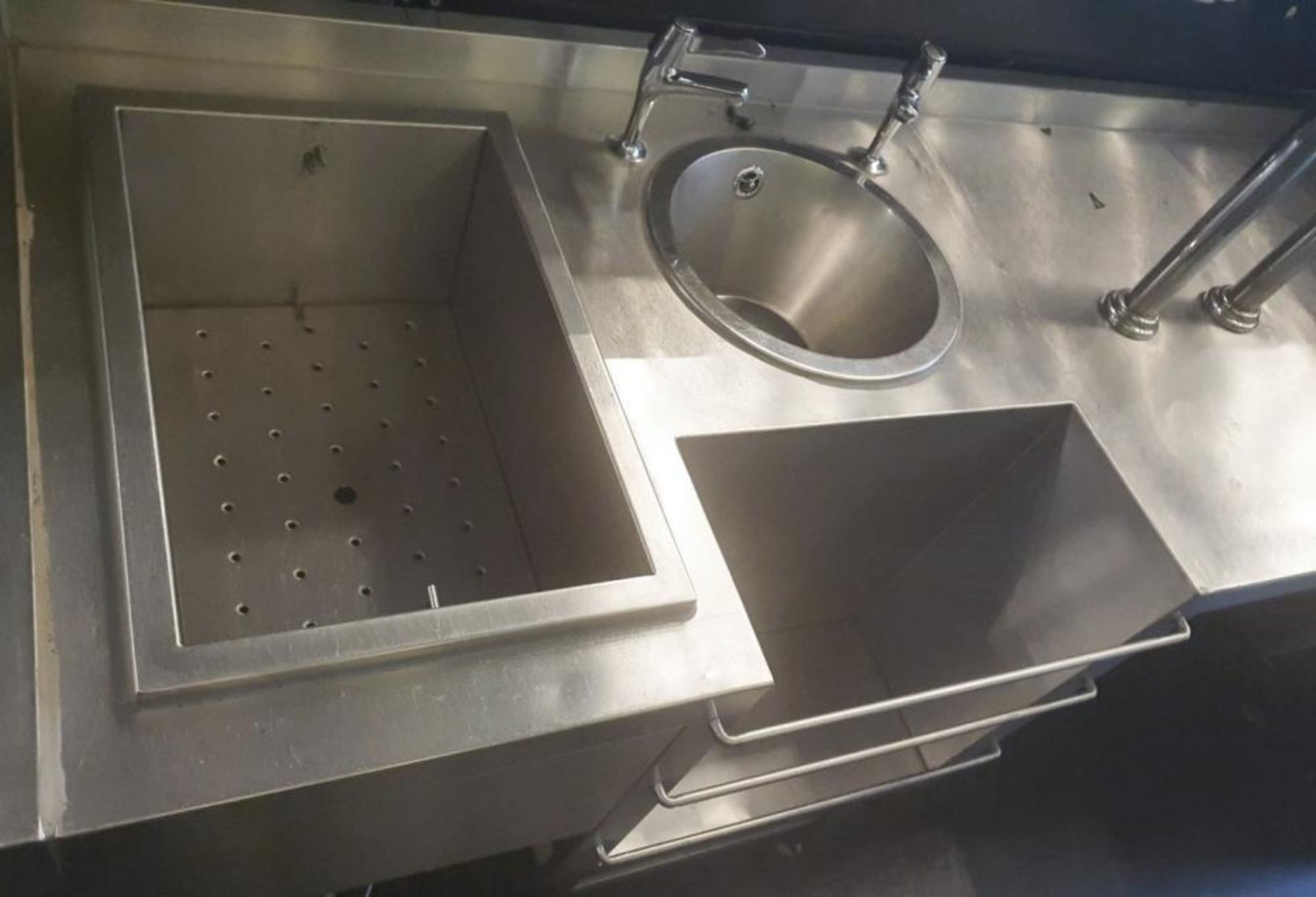 1 x Stainless Steel Back Bar - Features Hand Basins, Ice Wells With Bottle Speed Rails and More - Di - Image 8 of 10