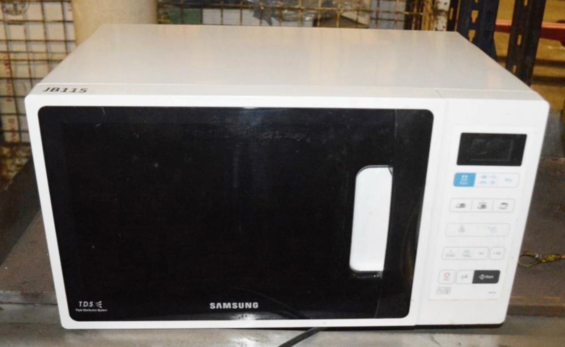 1 x Samsung Microwave Oven - Model ME73A - 800w - 20 Litre Capacity - Low Start, No Reserve - Ref JB