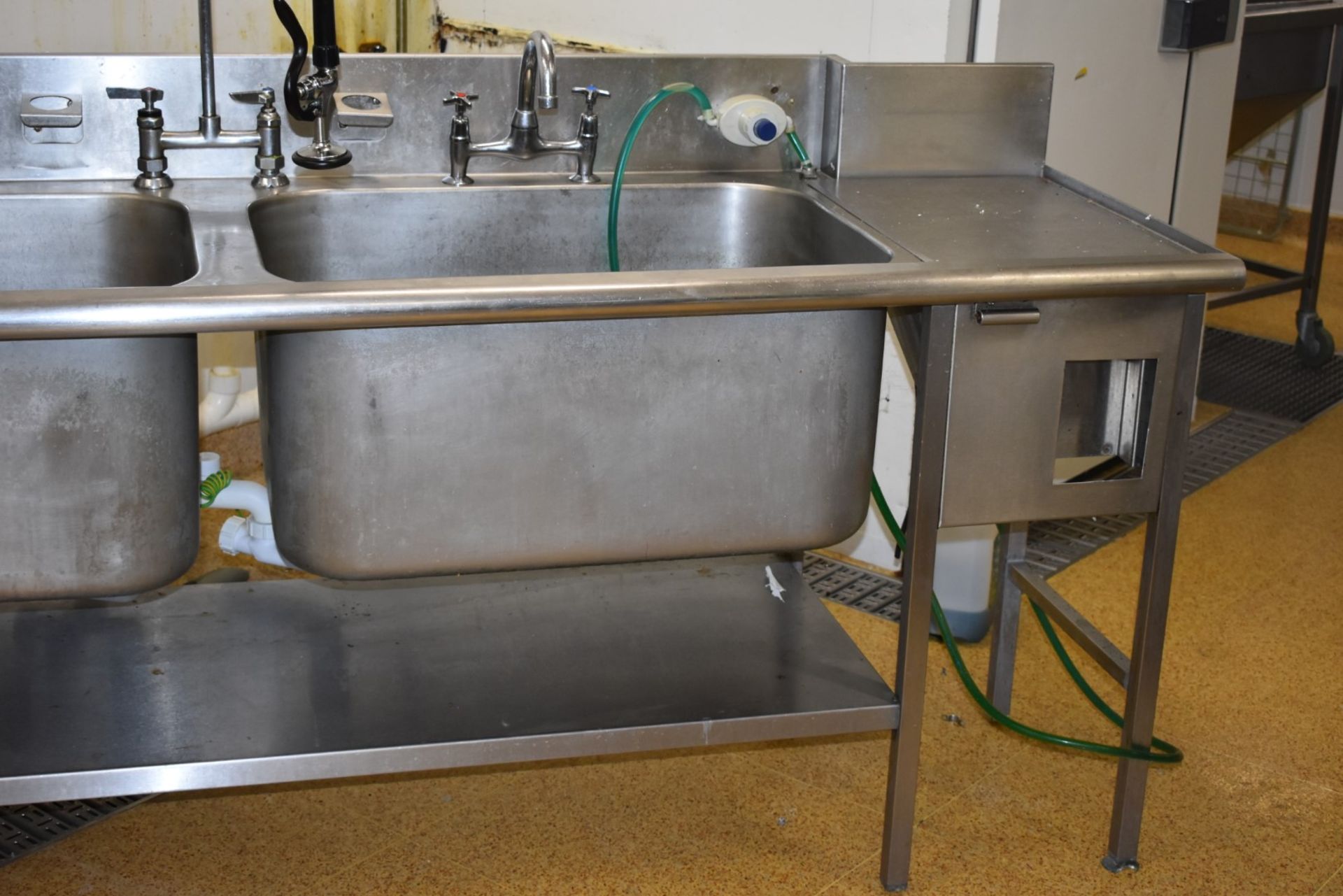 1 x Large Stainless Steel Wash Unit With Twin Deep Sink Basins, Hose Rinser Tap, Mixer Taps, - Image 8 of 10