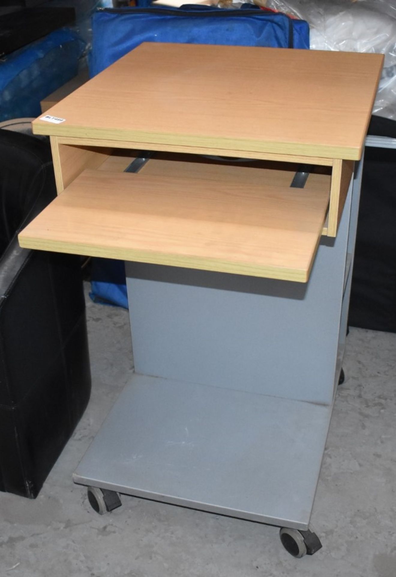 1 x Mobile Office Desk / Lecturn - H95 x W60 x D60 cms - Ref BLT499 - CL011 - Location: Altrincham - Bild 2 aus 3