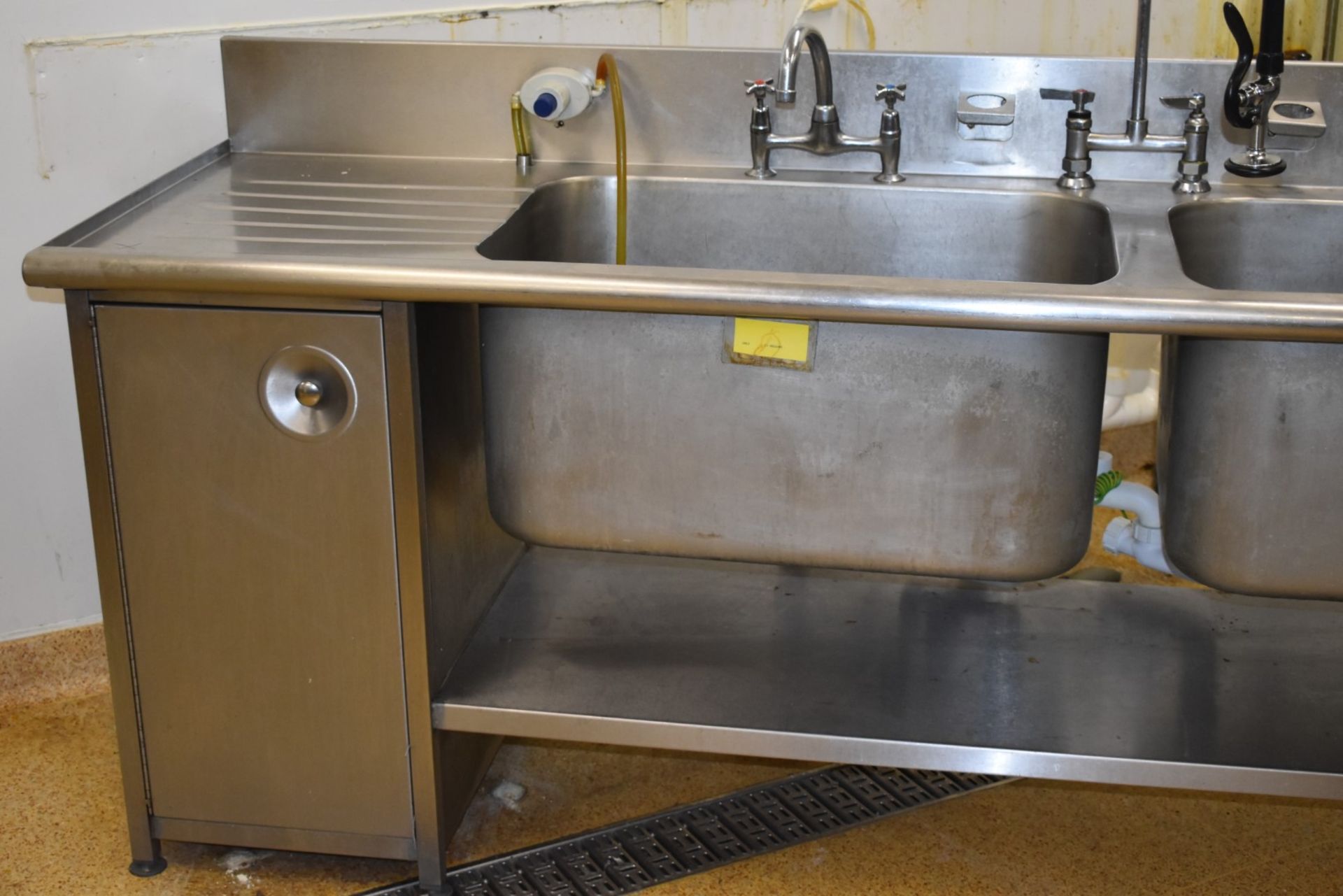 1 x Large Stainless Steel Wash Unit With Twin Deep Sink Basins, Hose Rinser Tap, Mixer Taps, - Image 9 of 10