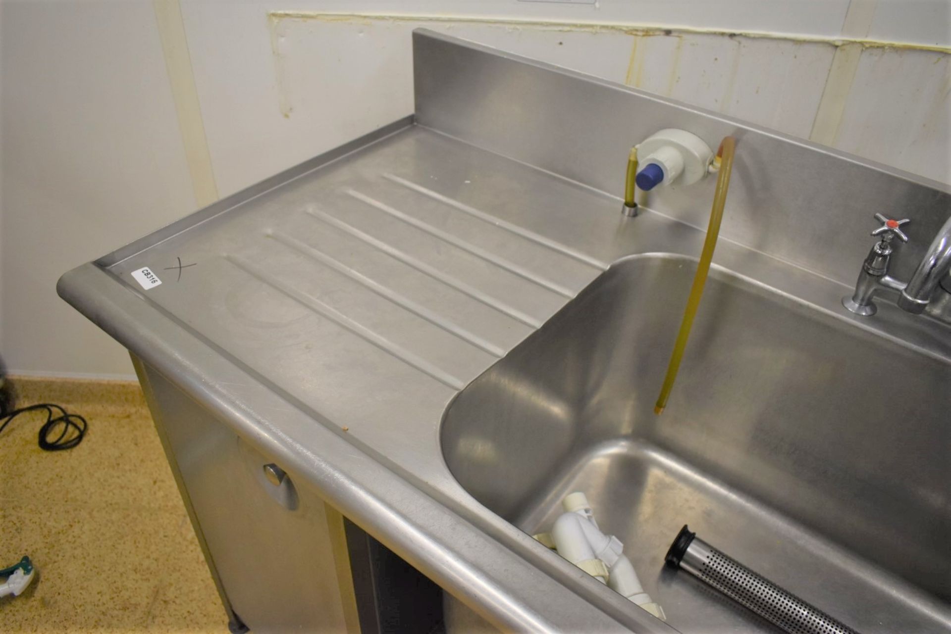1 x Large Stainless Steel Wash Unit With Twin Deep Sink Basins, Hose Rinser Tap, Mixer Taps, - Image 3 of 10
