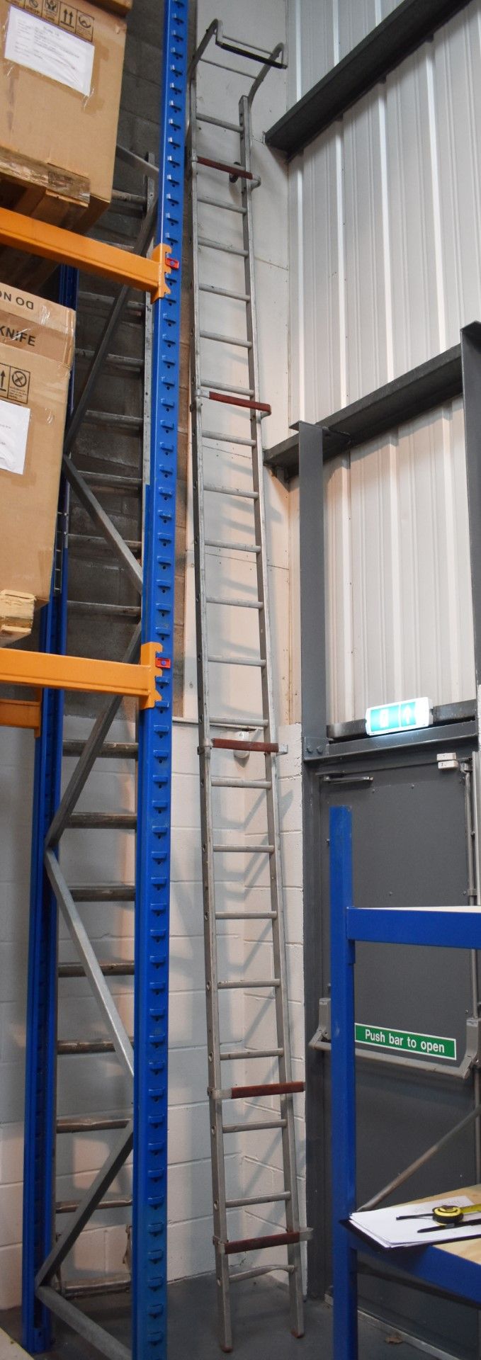 1 x Set of Single Section 18ft Roof Ladders - Approx Height 550 cms Width 31 cms - Ref 417 - CL501 - - Image 7 of 7