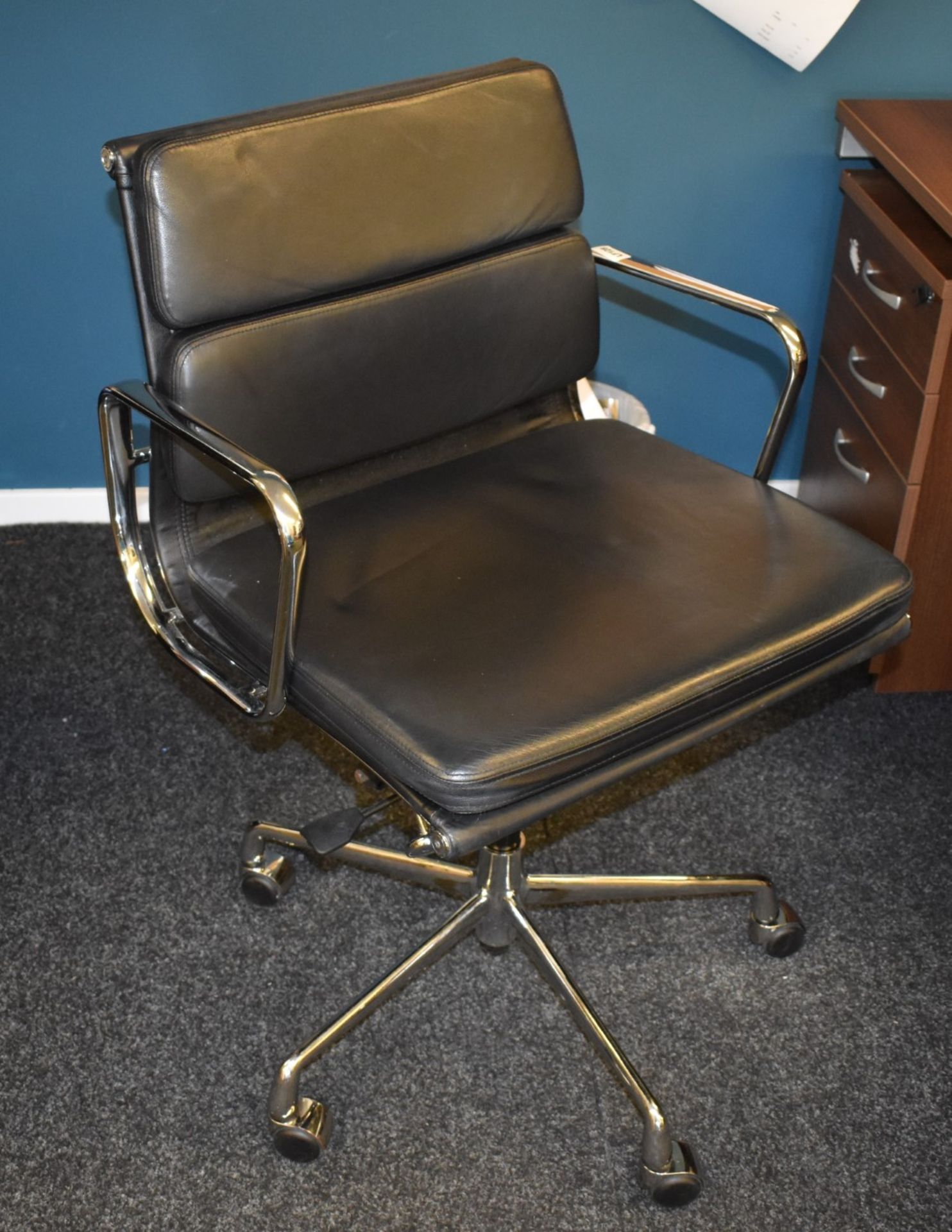 1 x Eames Inspired Office Chair - Swivel Office Chair Upholstered in Black Leather - Image 2 of 4