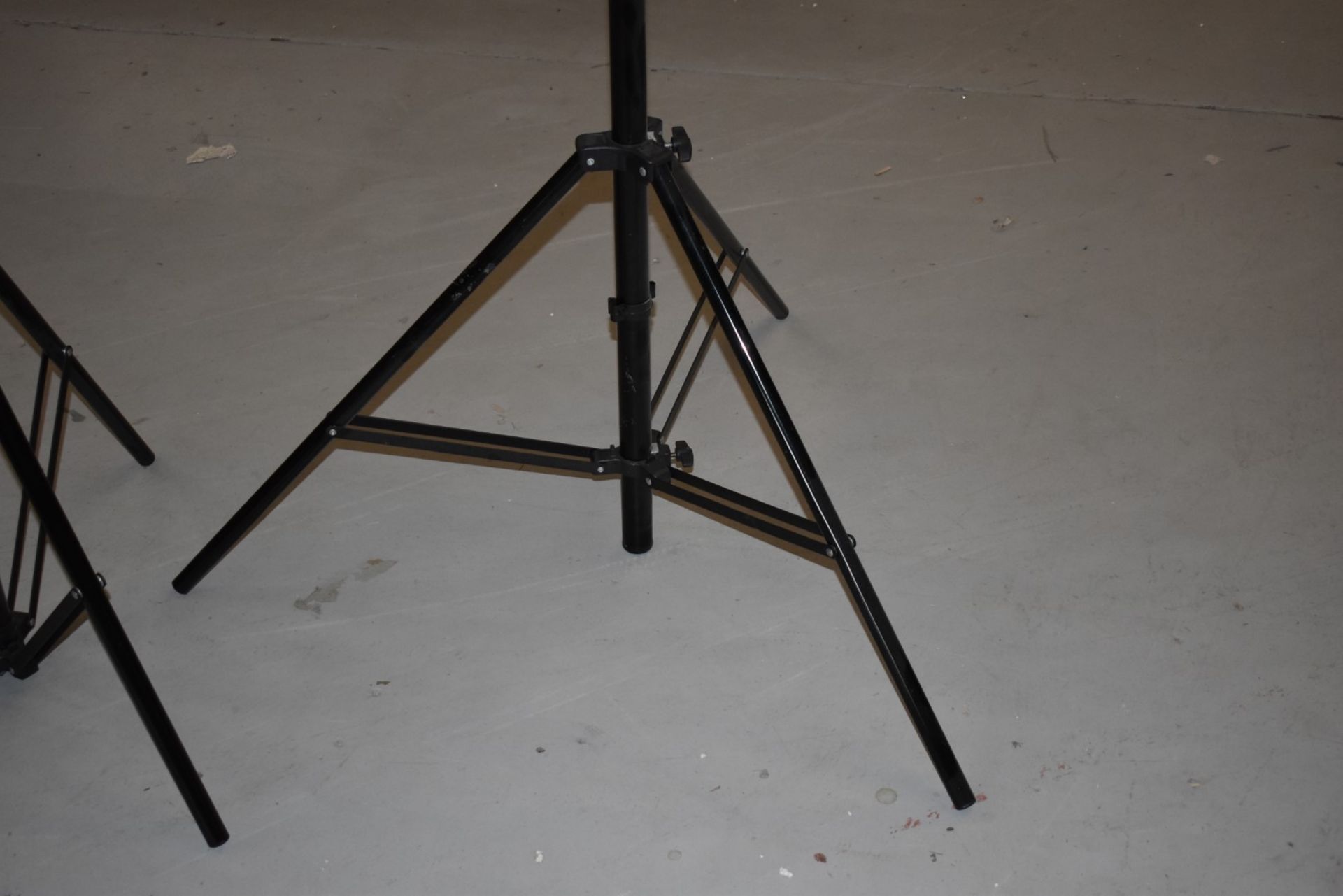 1 x Pair of Calumet MF6060 Photography Light Tripod Stands - Ref LF250 WH - CL530 - Location: - Image 2 of 4