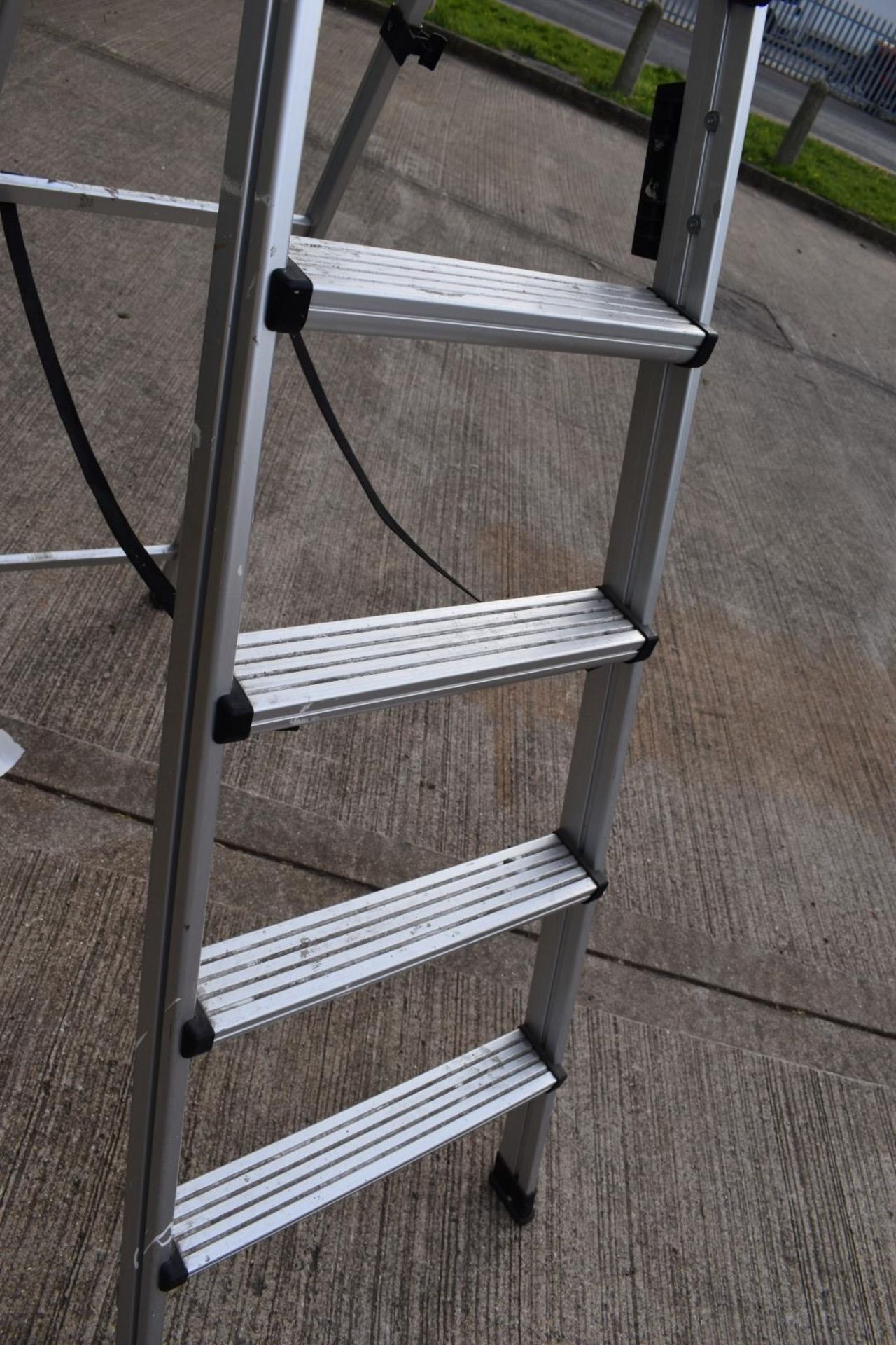 1 x Set of 6 Tread Work Ladders - Ref LF240 WH - CL530 - Location: Leicestershire, LE12 - Image 4 of 6