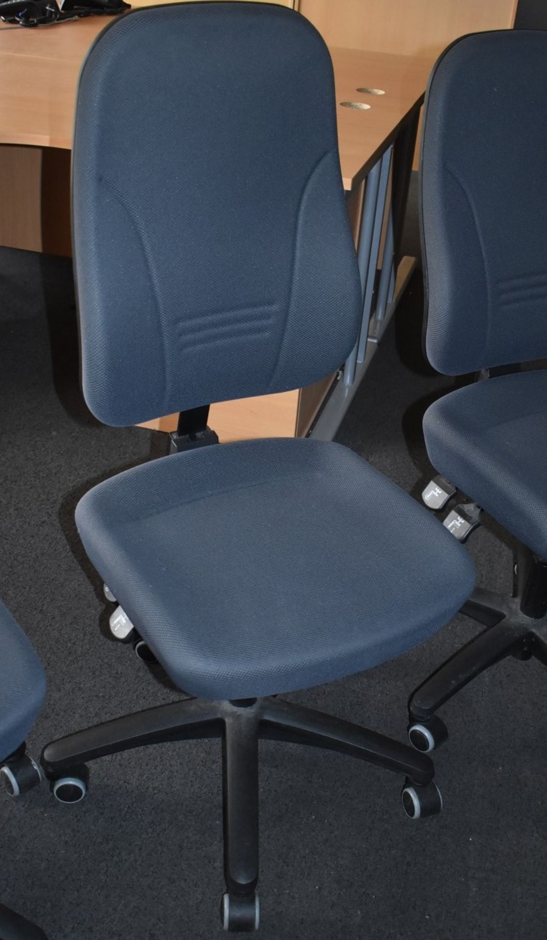 4 x Ergonomical Office Chairs in Grey - Gas Lift Height Adjustable - CL529 - Location: Wakefield - Image 2 of 6