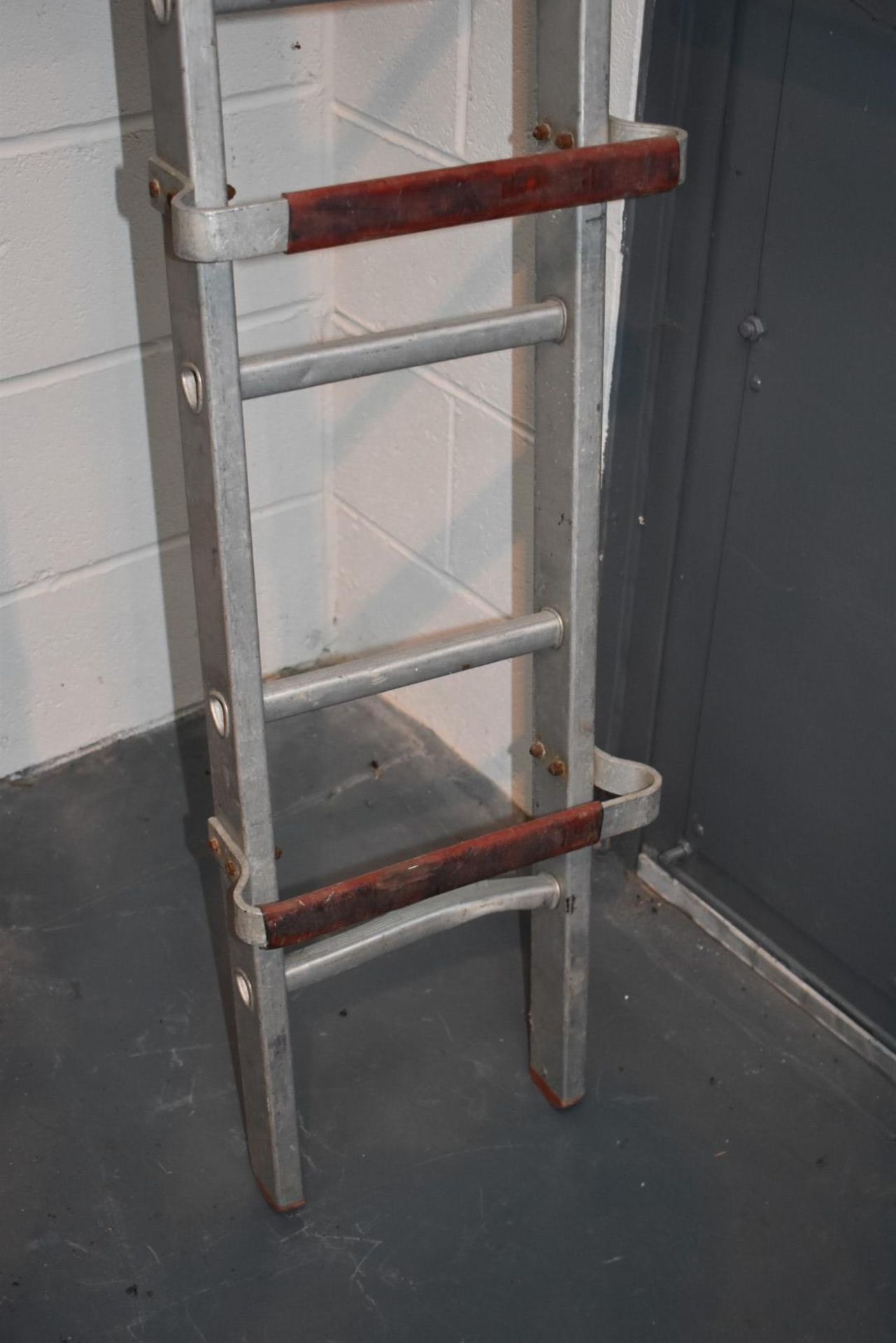 1 x Set of Single Section 18ft Roof Ladders - Approx Height 550 cms Width 31 cms - Ref 417 - CL501 - - Image 6 of 7