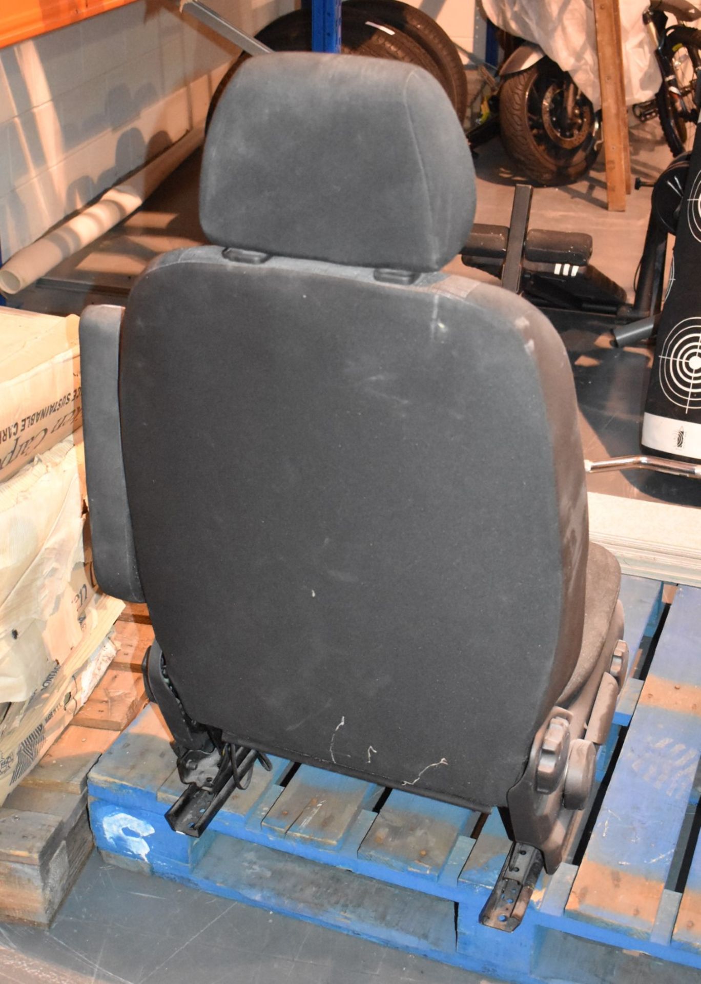 1 x Set of Mercedes Sprinter Van Seats - CL501 - Location: Warrington WA5 Auction details:Lots are - Bild 10 aus 11