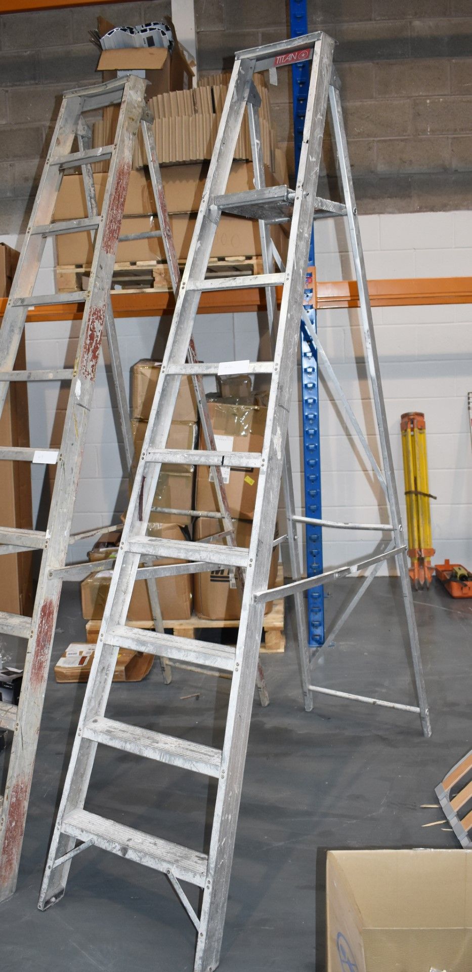 1 x Large Set of 8 Tread Ladders - Ref 420 - CL501 - Location: Warrington WA5