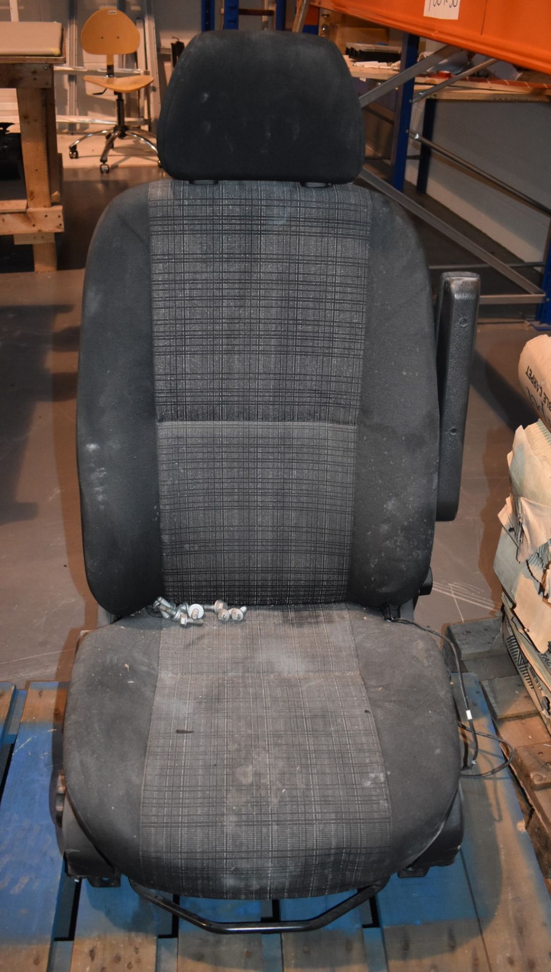 1 x Set of Mercedes Sprinter Van Seats - CL501 - Location: Warrington WA5 Auction details:Lots are - Bild 9 aus 11