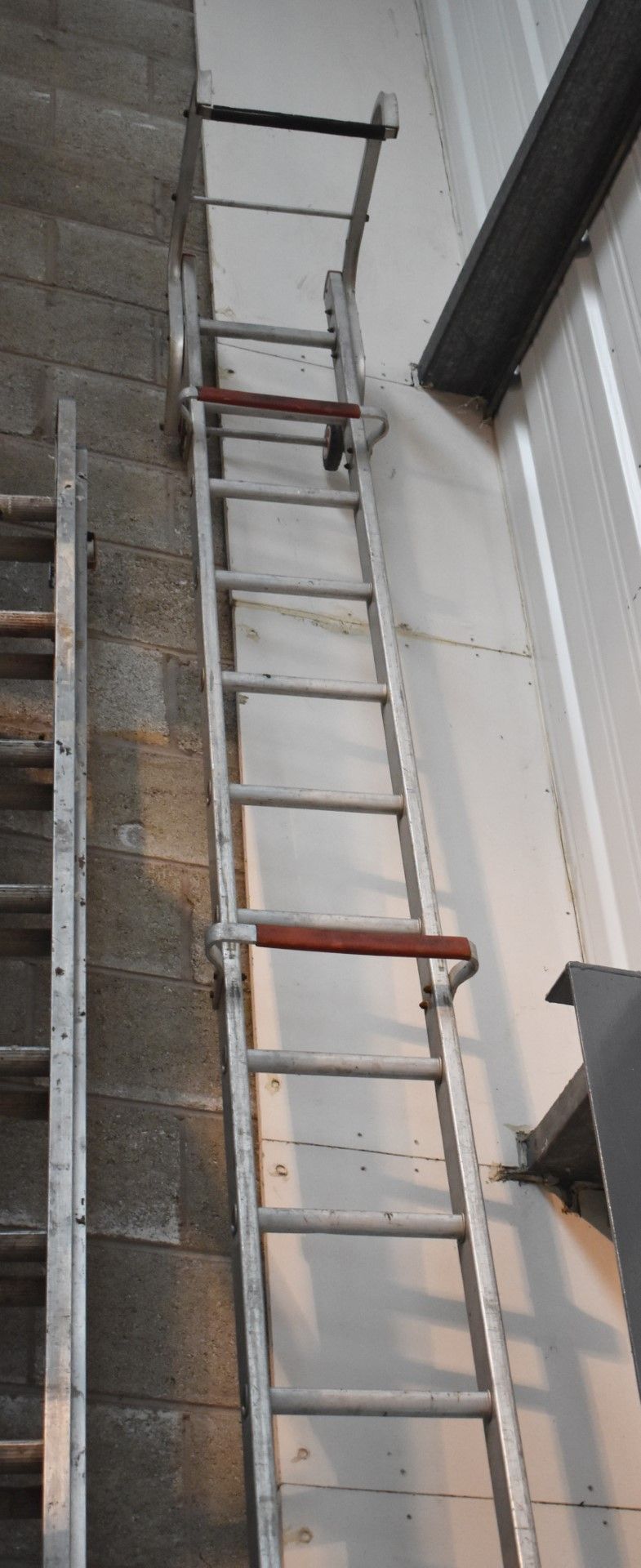 1 x Set of Single Section 18ft Roof Ladders - Approx Height 550 cms Width 31 cms - Ref 417 - CL501 -