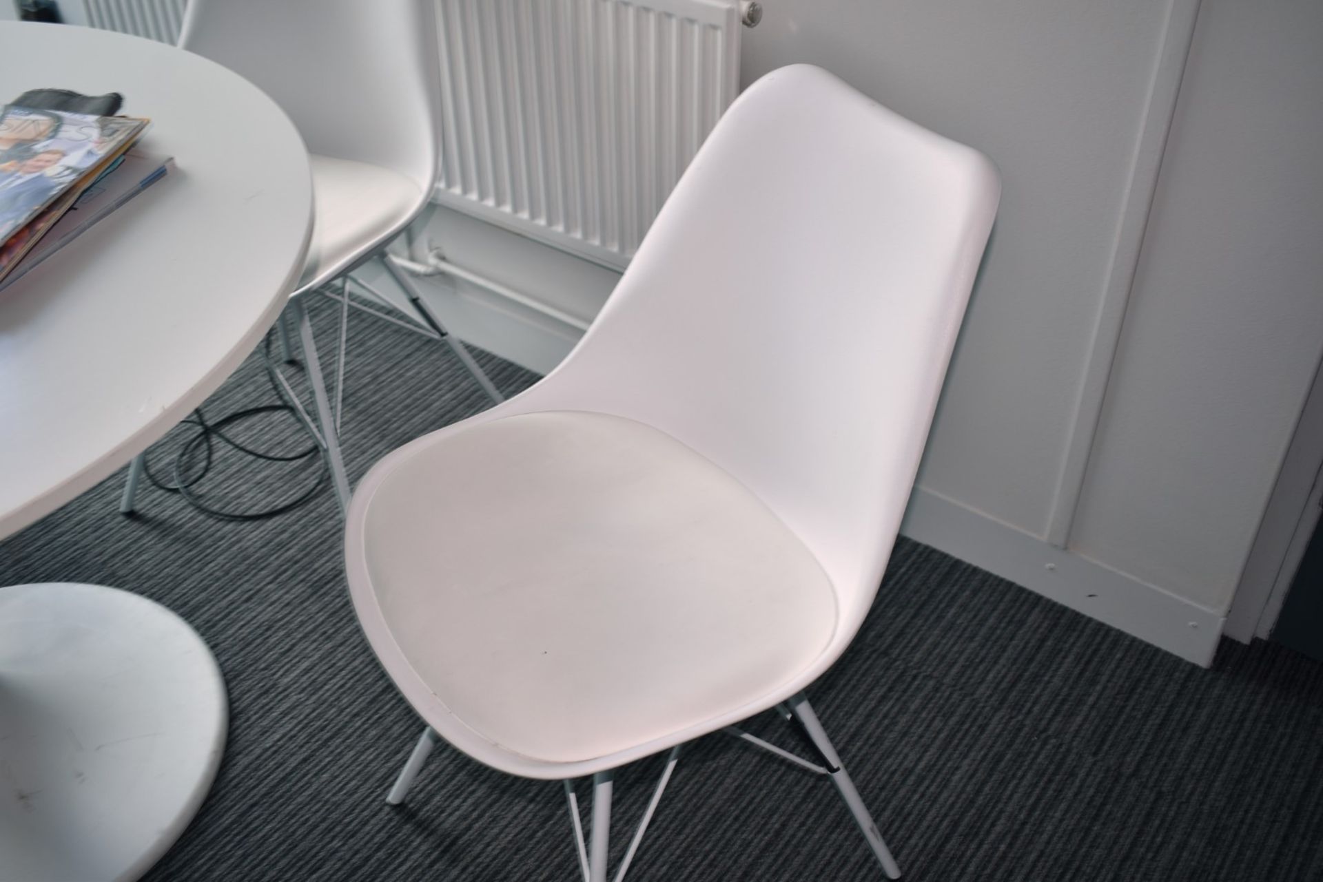 1 x Round Meeting Tabe With Four Eames Style Chairs - Retro Design in White  - Height 74cm x - Image 3 of 4