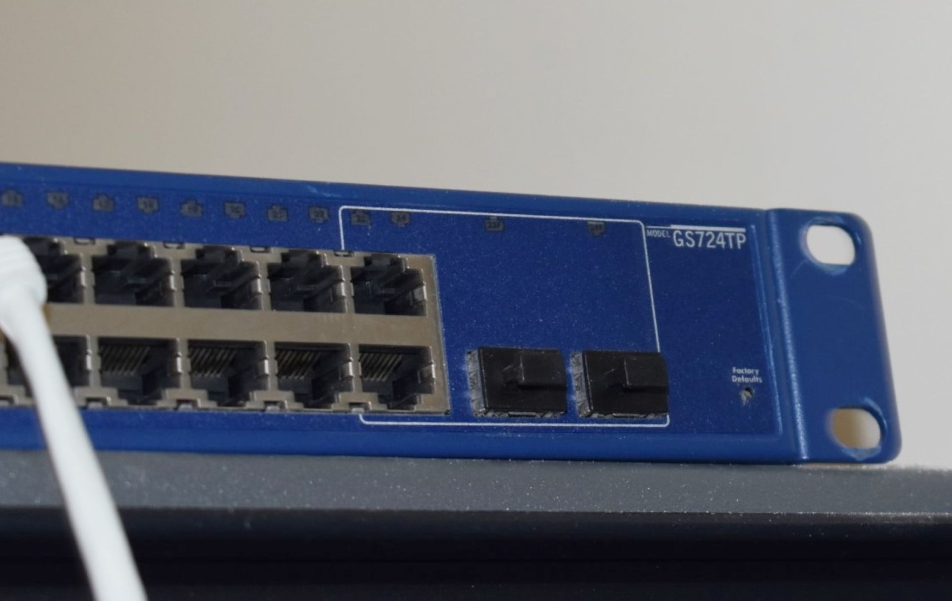 1 x Netgear ProSafe 24-port Gigabit Smart Network Switch - Model G5724TP - Image 2 of 2