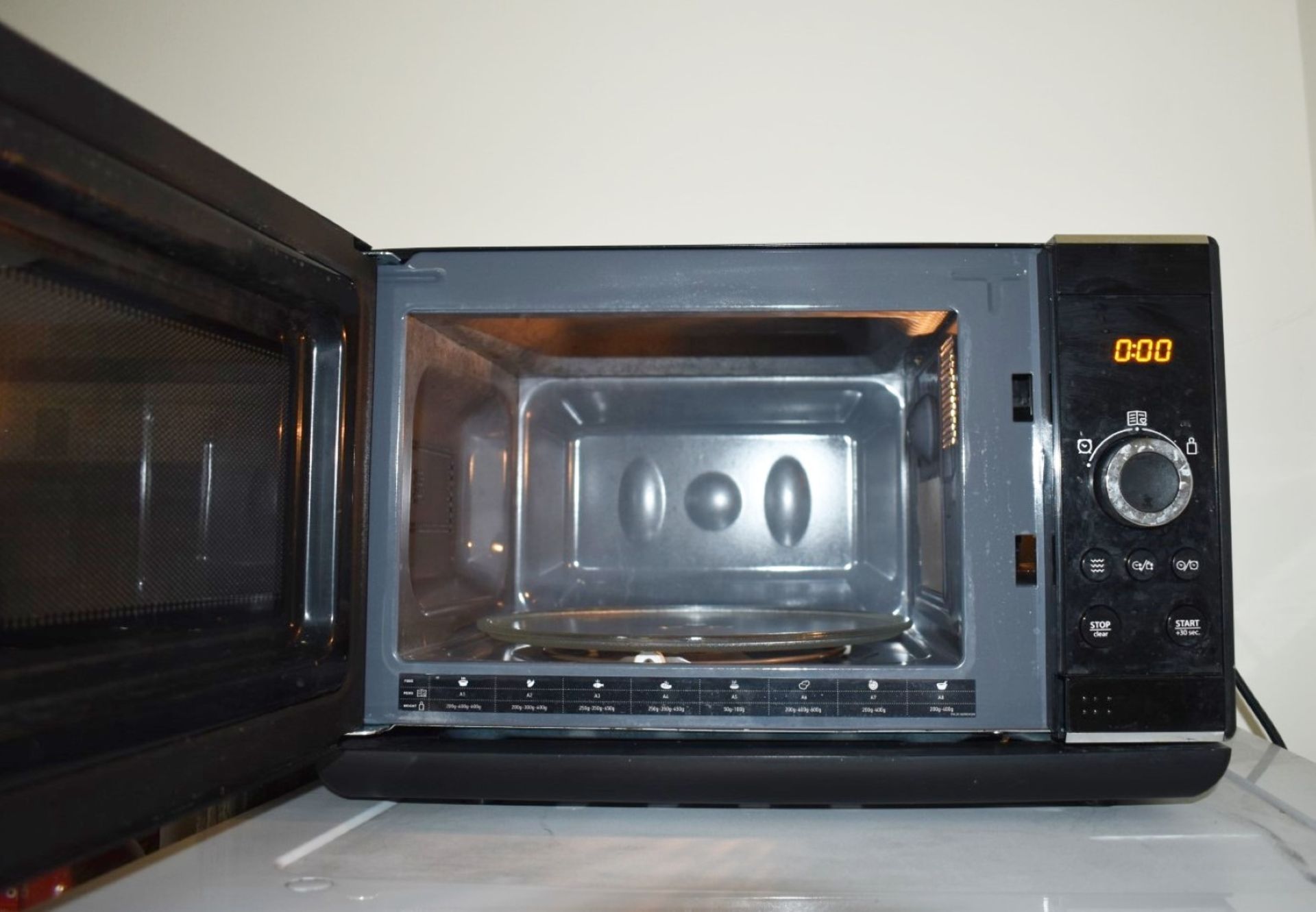 1 x Hotpoint Microwave Oven in Black - Image 2 of 2