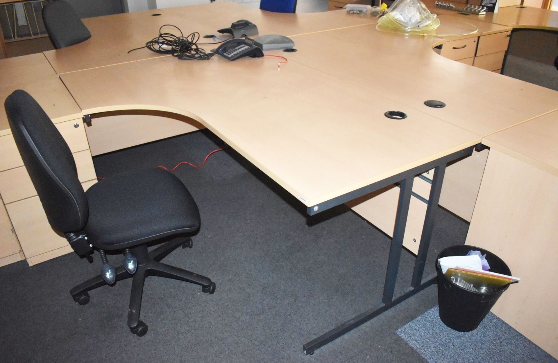 Set of 4 x Beech Office Desks With 4 x Drawer Pedestals - Includes 2 Left Hand and 2 Right Hand - Image 2 of 6