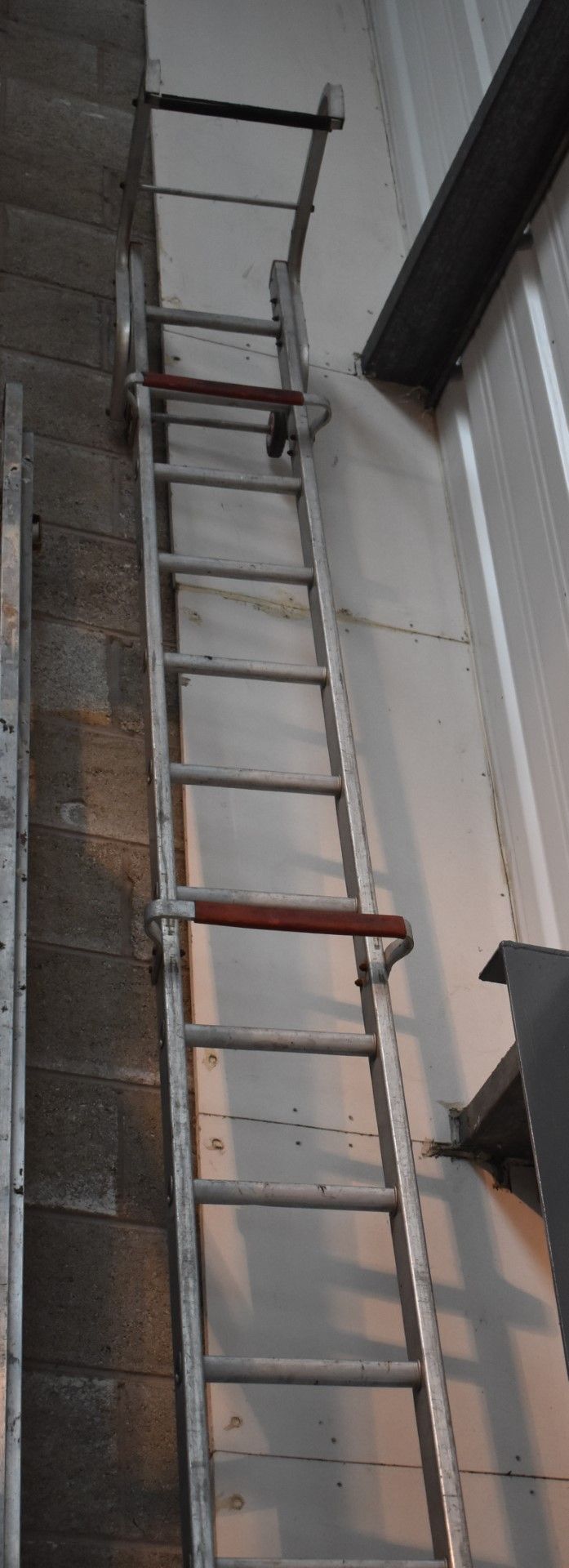 1 x Set of Single Section 18ft Roof Ladders - Approx Height 550 cms Width 31 cms - Ref 417 - CL501 - - Image 2 of 7