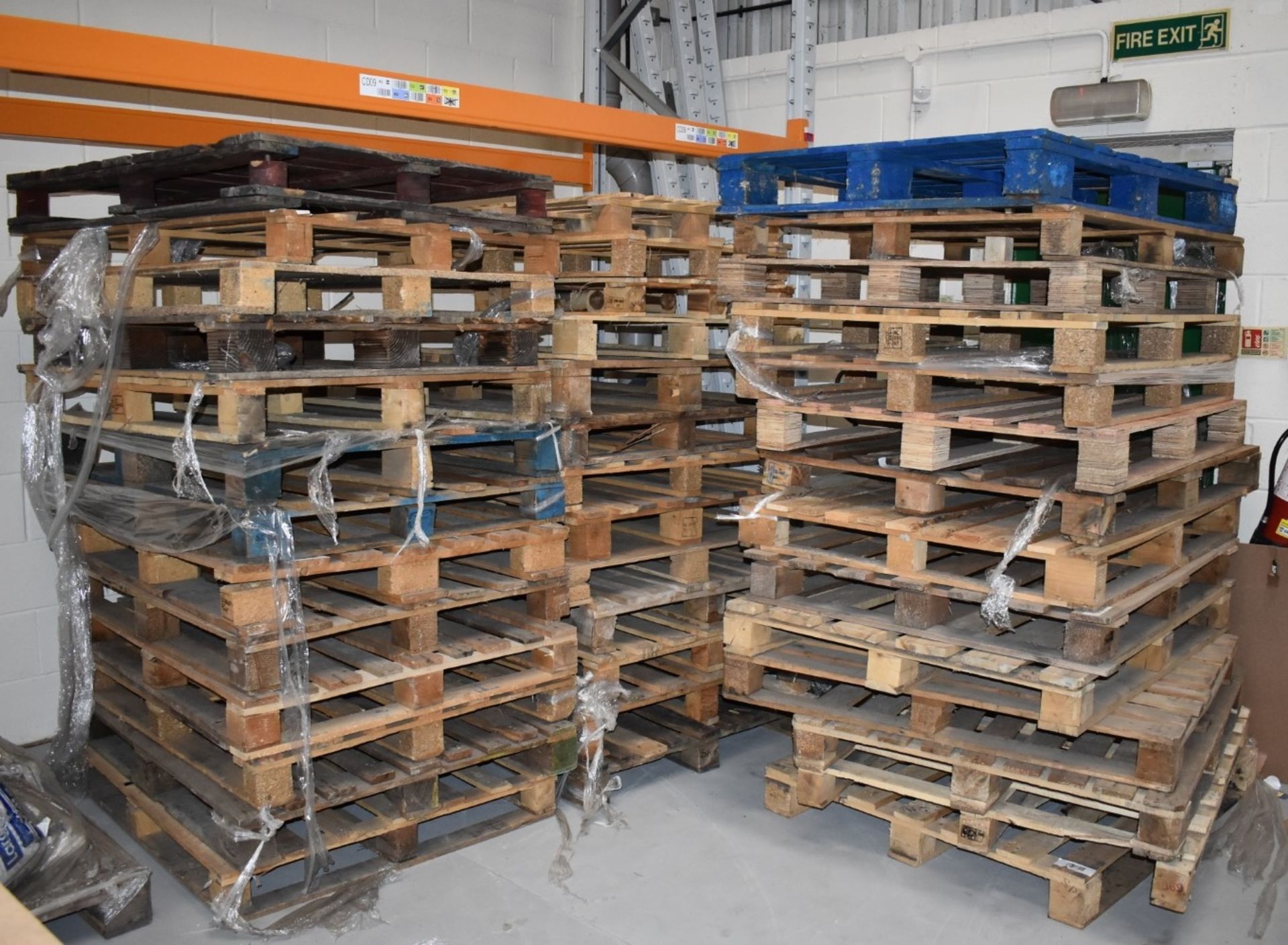 Approx 120 x UK Sized Pallets - 120 x 100 cm Wooden Pallets From Warehouse Clearance - The Pallets - Image 10 of 11