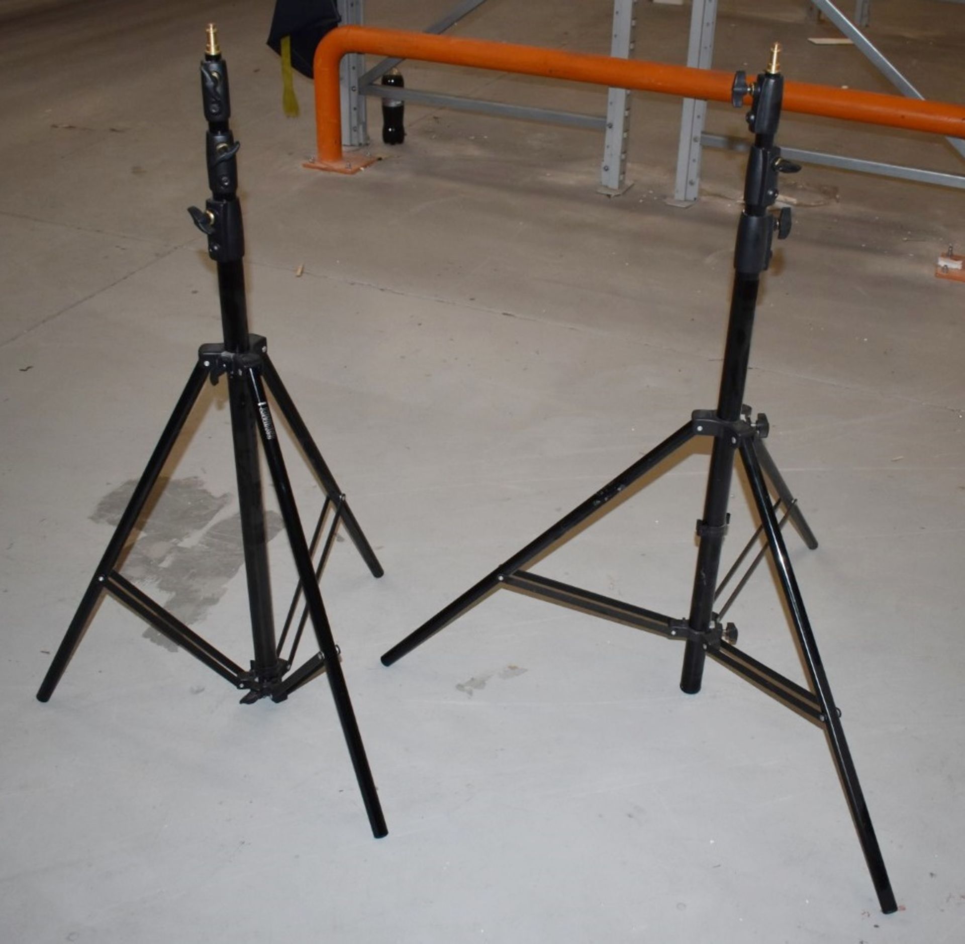 1 x Pair of Calumet MF6060 Photography Light Tripod Stands - Ref LF250 WH - CL530 - Location: