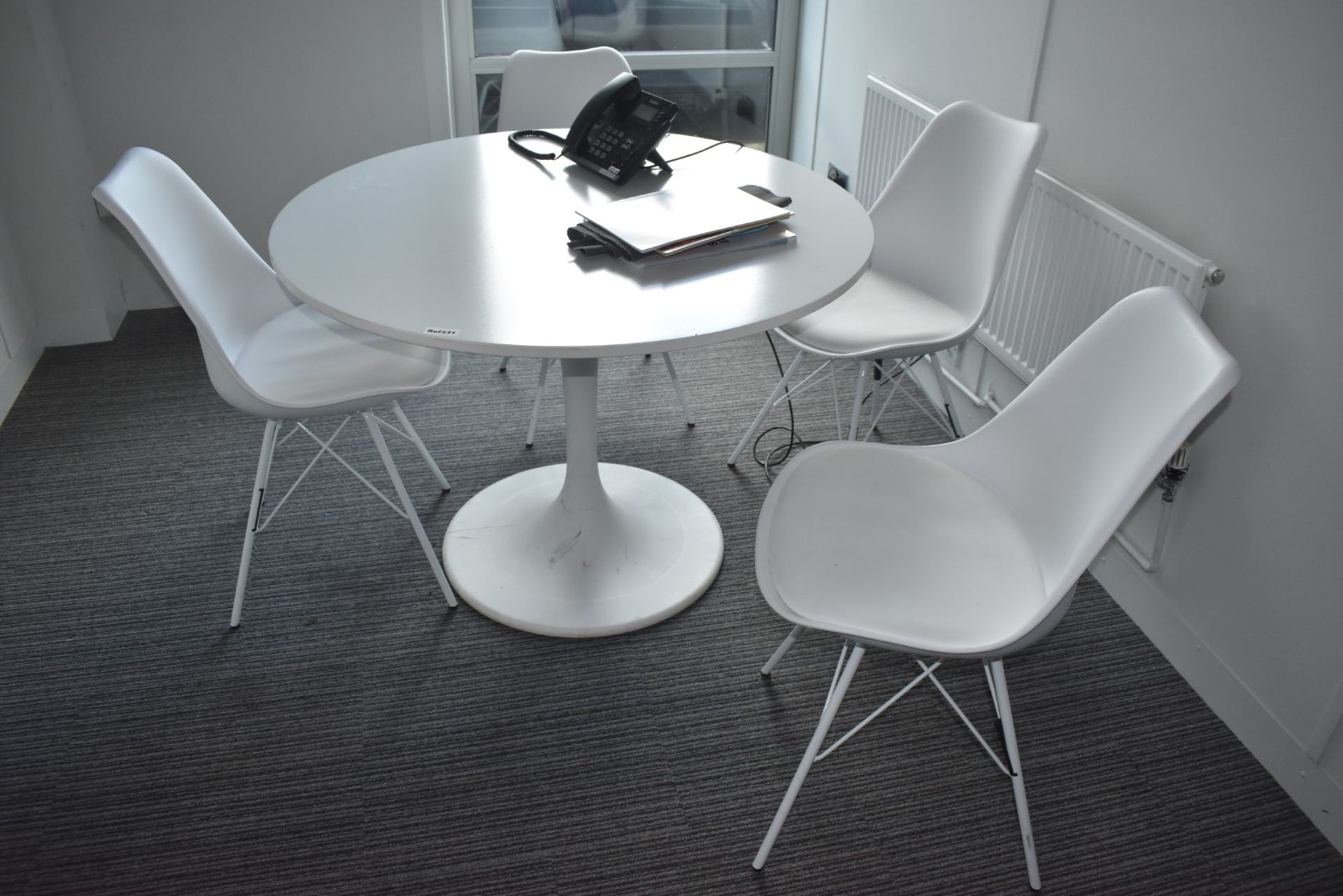 1 x Round Meeting Tabe With Four Eames Style Chairs - Retro Design in White  - Height 74cm x - Image 4 of 4