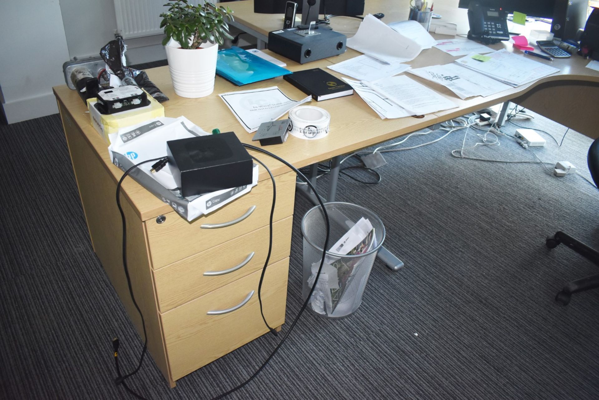 1 x Collection of Office Furniture - Includes 2 x Office Desks, 2 x Executive Leather Swivel Chairs, - Image 6 of 7