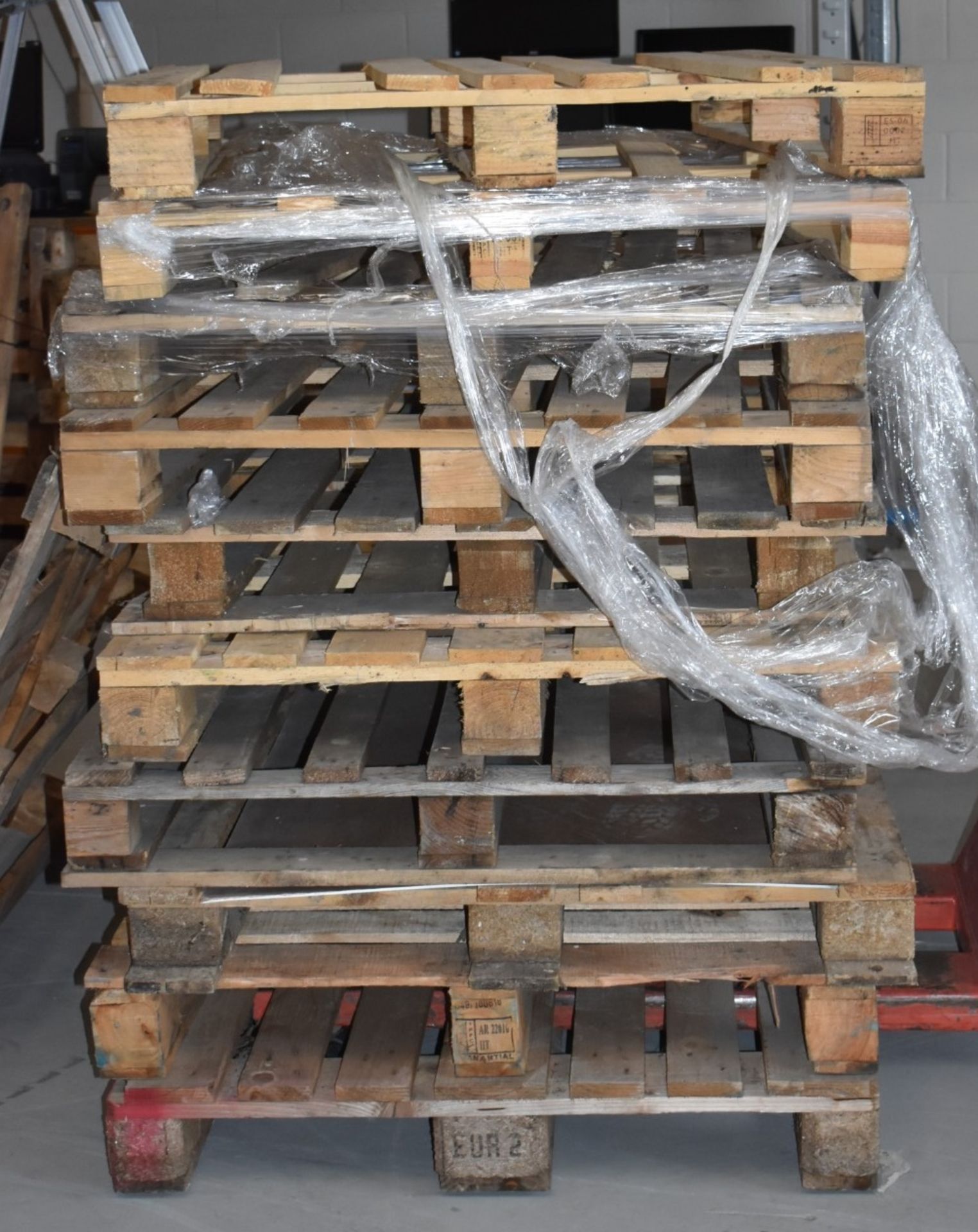 Approx 120 x UK Sized Pallets - 120 x 100 cm Wooden Pallets From Warehouse Clearance - The Pallets - Image 3 of 11