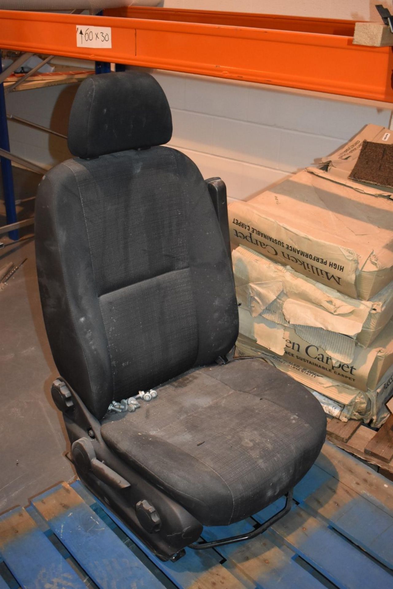 1 x Set of Mercedes Sprinter Van Seats - CL501 - Location: Warrington WA5 Auction details:Lots are - Bild 8 aus 11