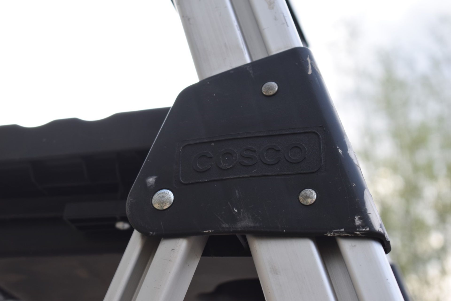 1 x Set of 6 Tread Work Ladders - Ref LF240 WH - CL530 - Location: Leicestershire, LE12 - Image 3 of 6