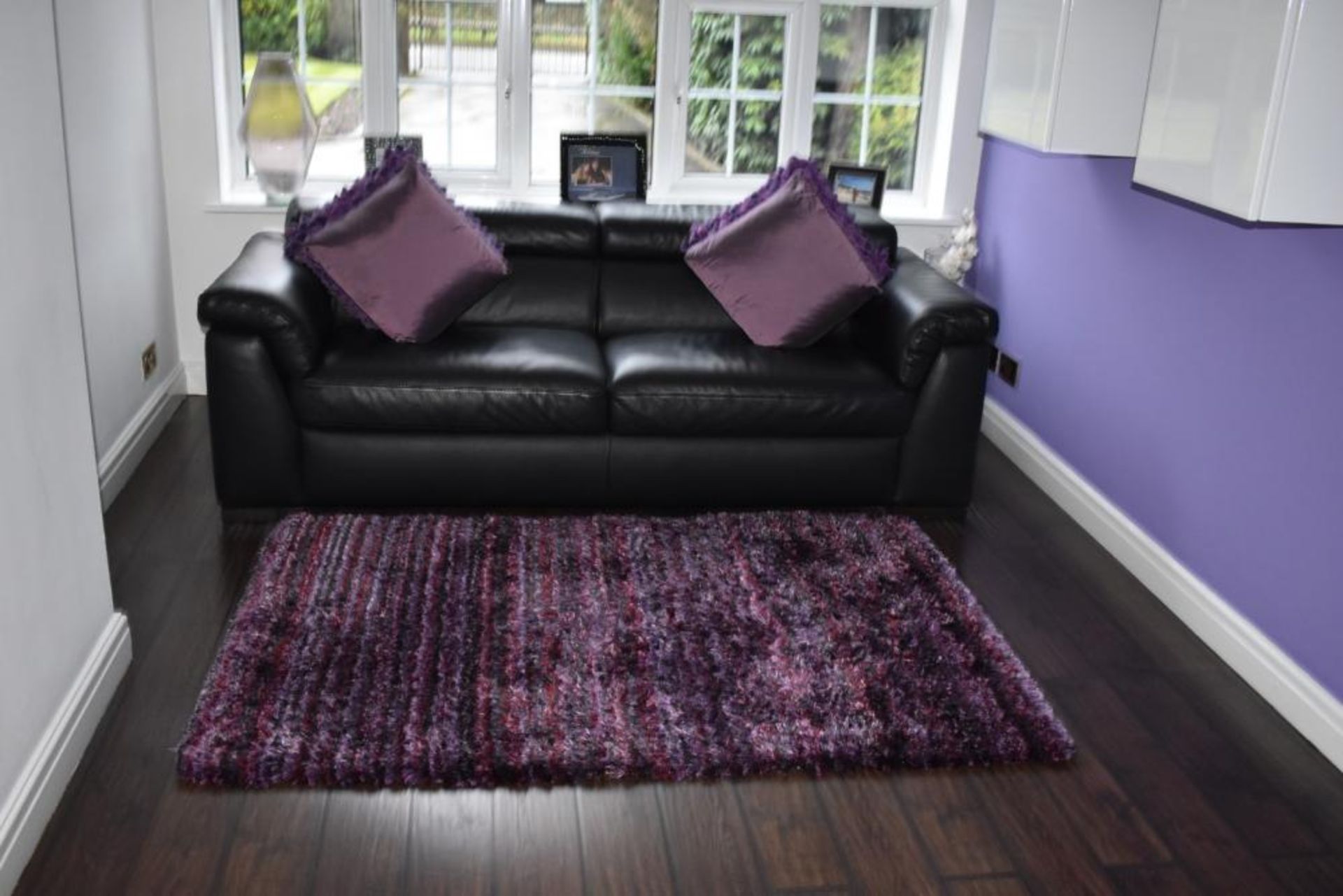 1 x Italsofa by Natuzzi Black Leather Sofa with 2 Purple DreamWeavers Cushions - CL469 - No VAT - Image 5 of 9