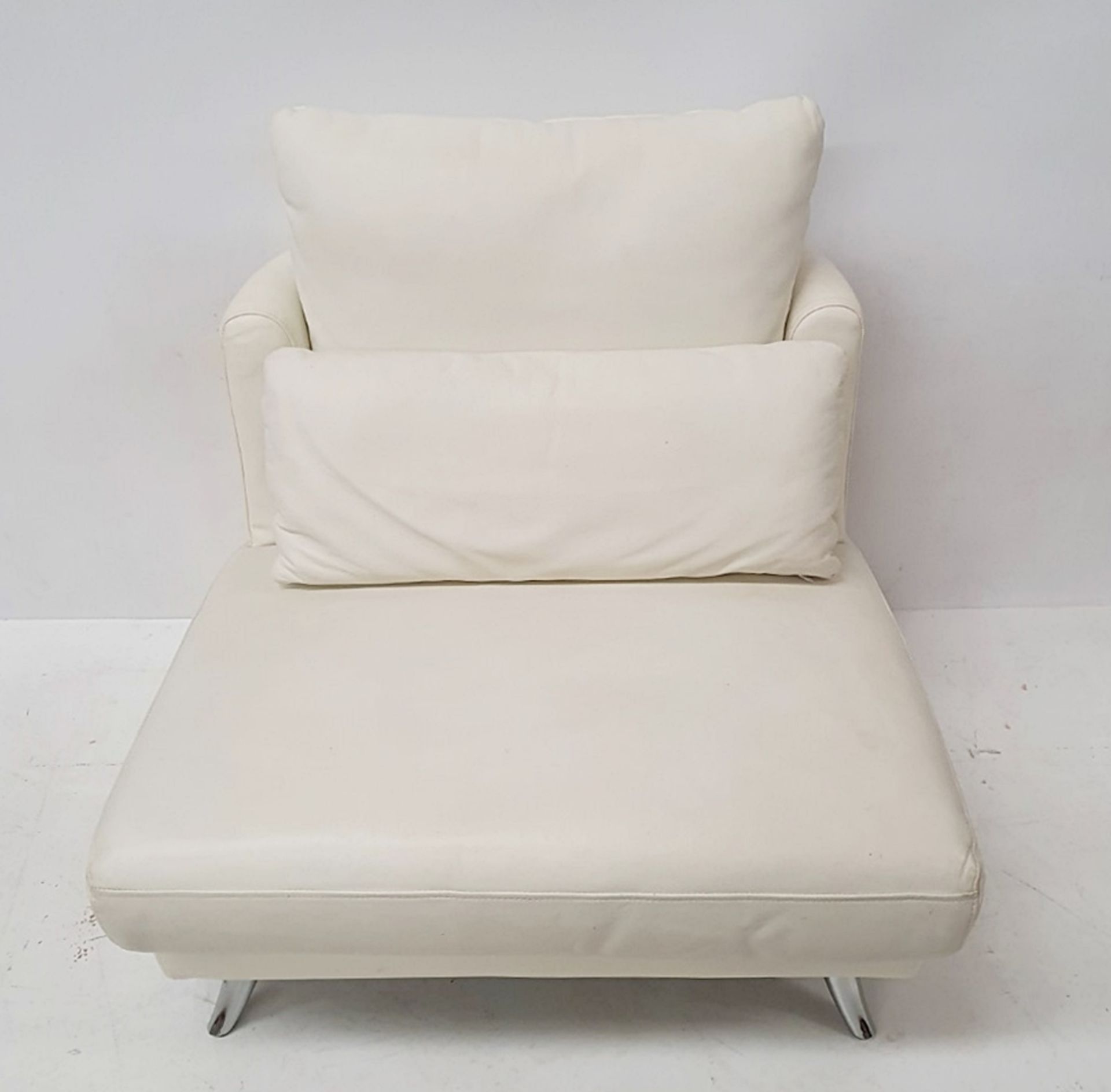 1 x Leather Lounge Chair in Cream - CL380 - Ref: H580 - Location Altrincham WA14 - NO VAT