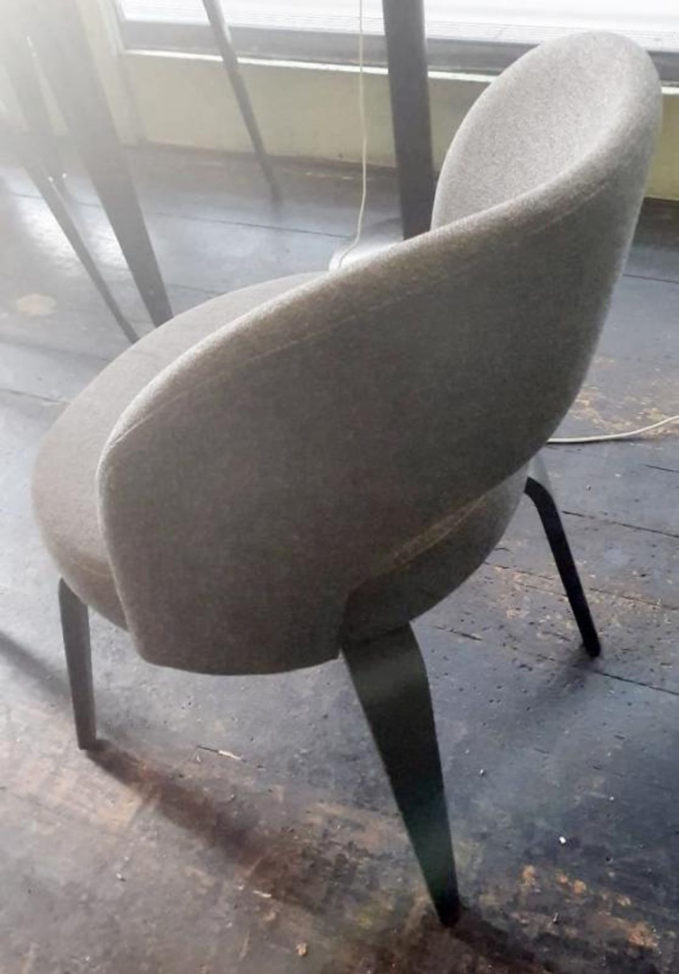 1 x Stylish Chair Upholstered In A Light Grey Fabric - Recently Taken From A Contemporary Caribbean - Bild 2 aus 6