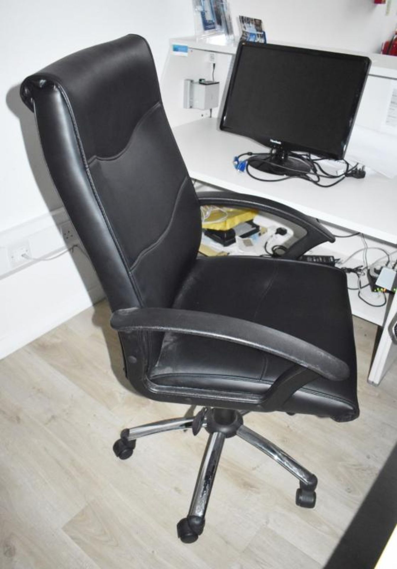 1 x Black Faux Leather Office Swivel Chair - CL490 - Location: Putney, London, SW15 Auction