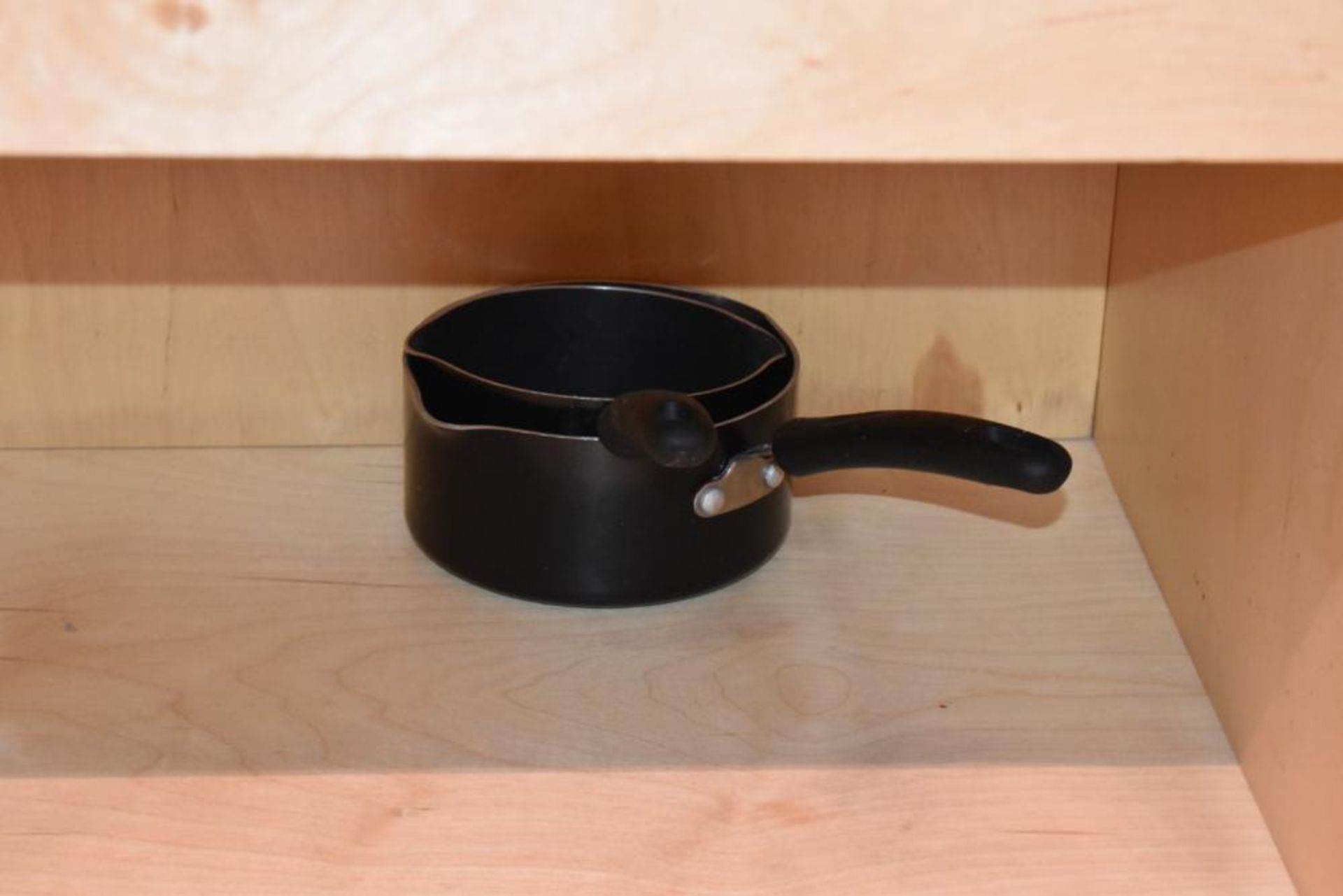 Large Collection of Kitchen Accessories Including Pans, Tubs, Bowls, Knife Set and Utensils etc - - Image 3 of 19