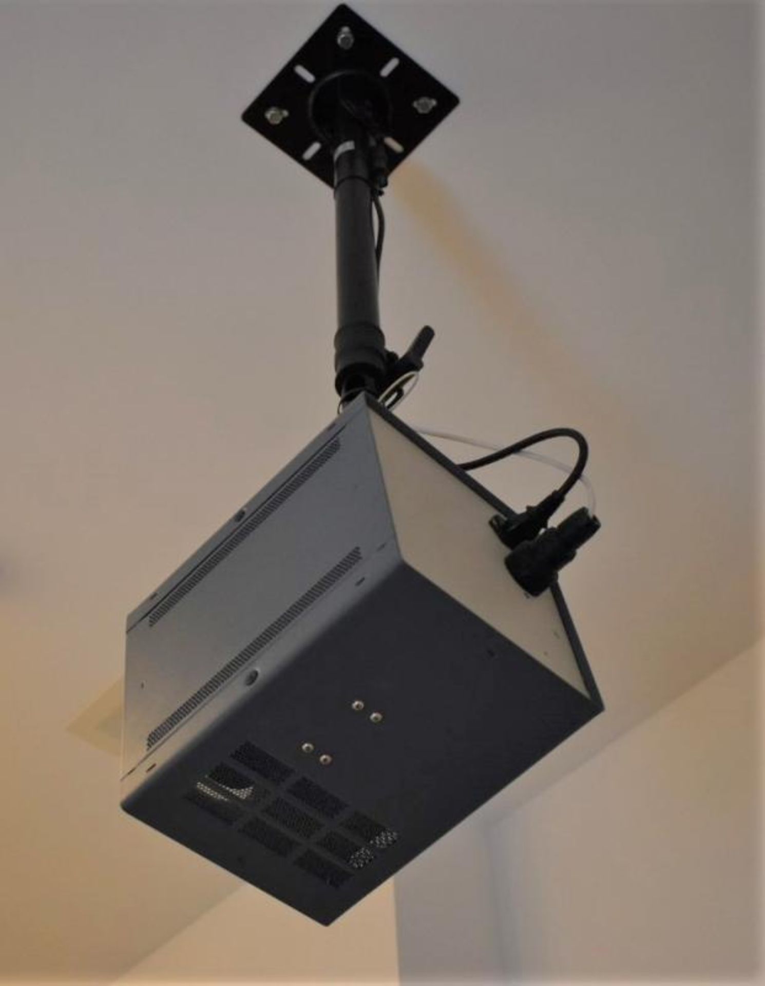 1 x Flash Light With Ceiling Bracket - CL489 - Location: Putney, London, SW15 Auction details:Lots - Image 2 of 3