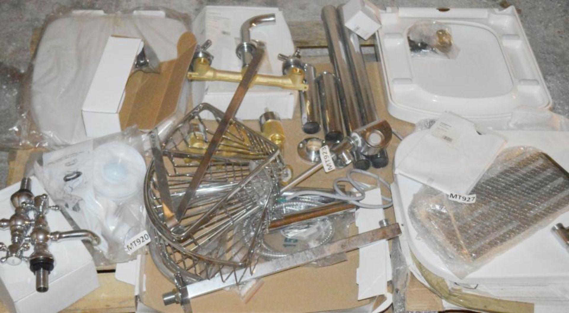 Approx 15 x Assorted Items Of Bathroom Brassware And Accessories - Brand New Boxed Stock - CL269 - L