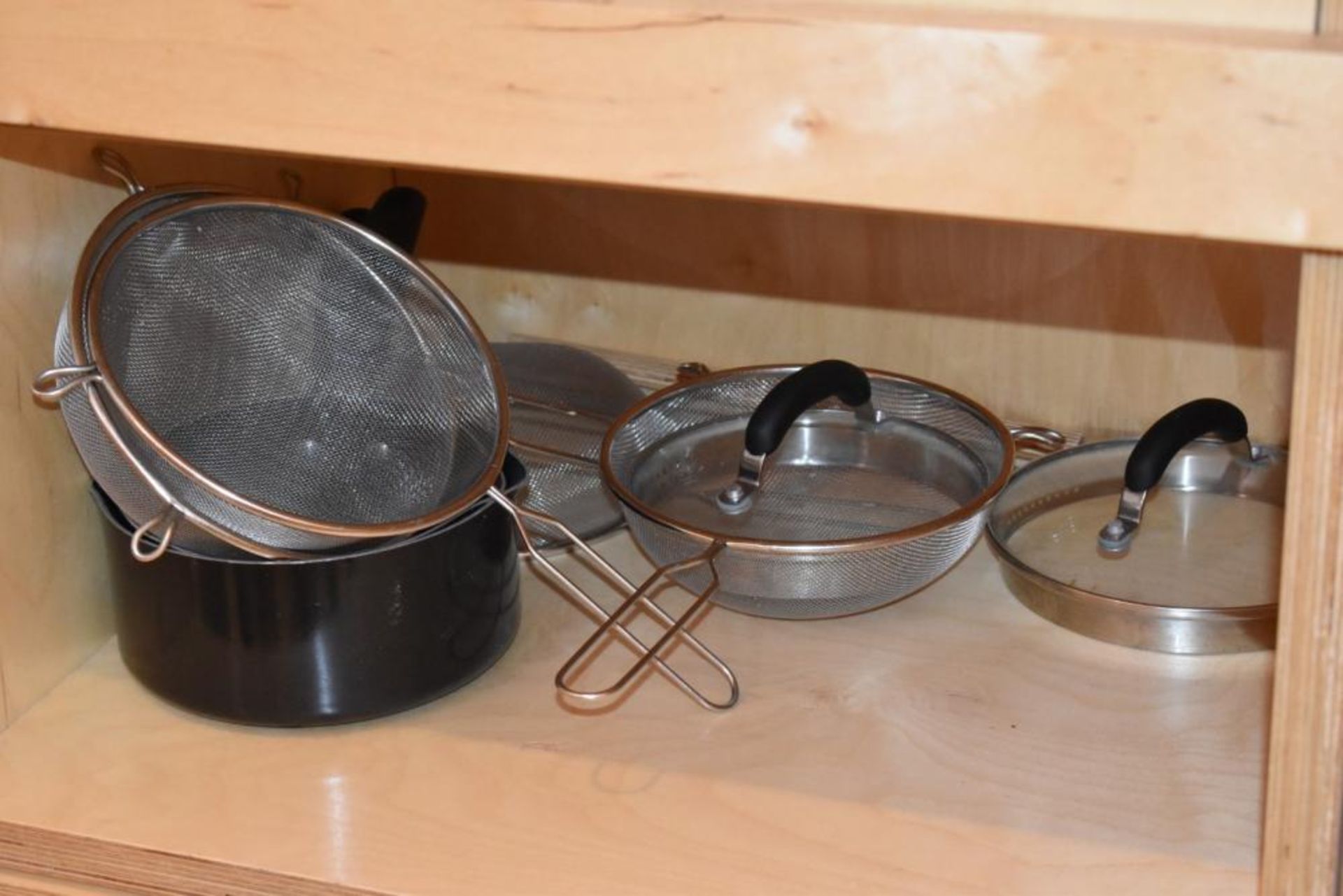 Large Collection of Kitchen Accessories Including Pans, Tubs, Bowls, Knife Set and Utensils etc - - Image 5 of 19