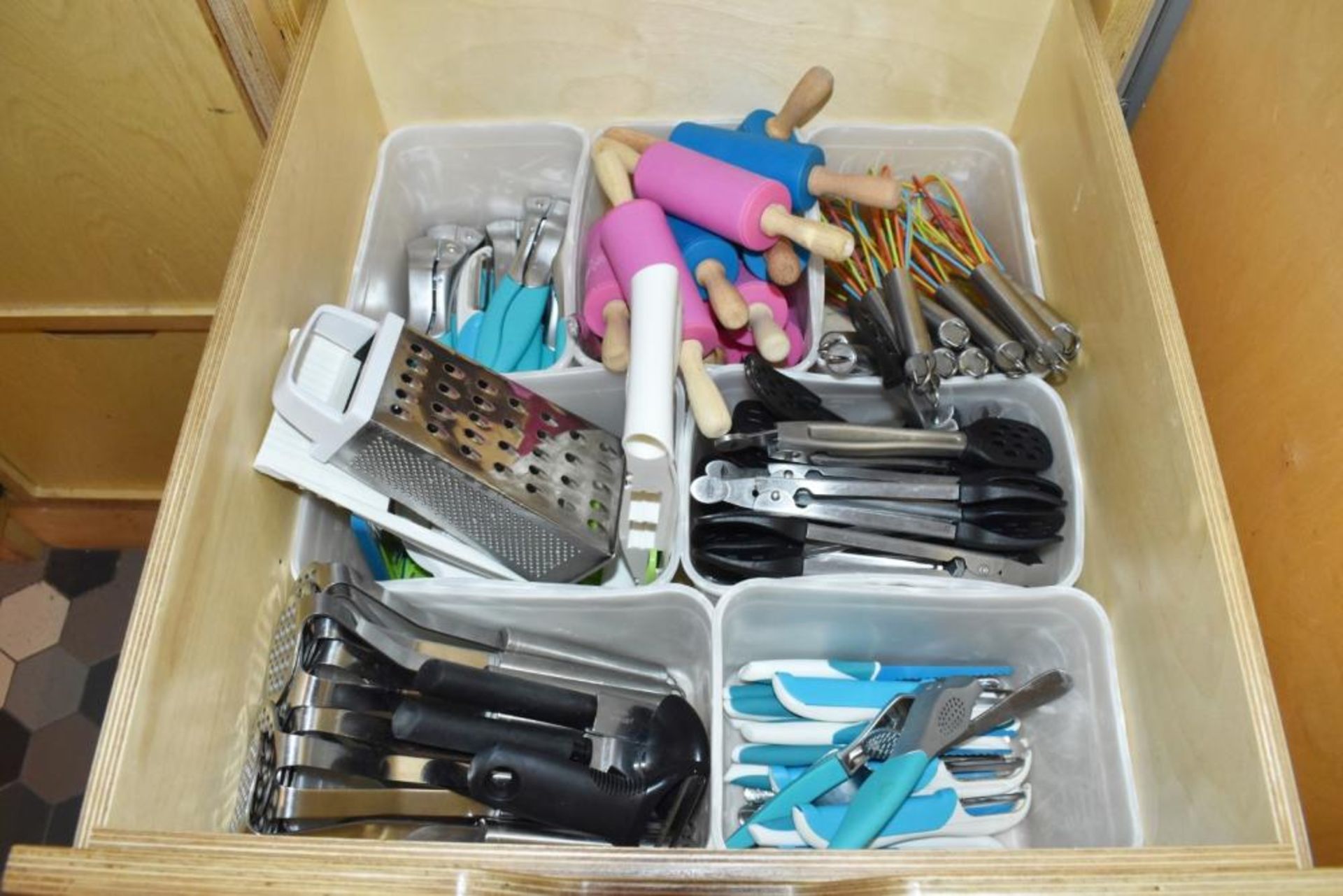 Large Selection of Kitchen Utensils and Baking Accessories - Contents of Four Large Drawers - Includ - Image 2 of 10