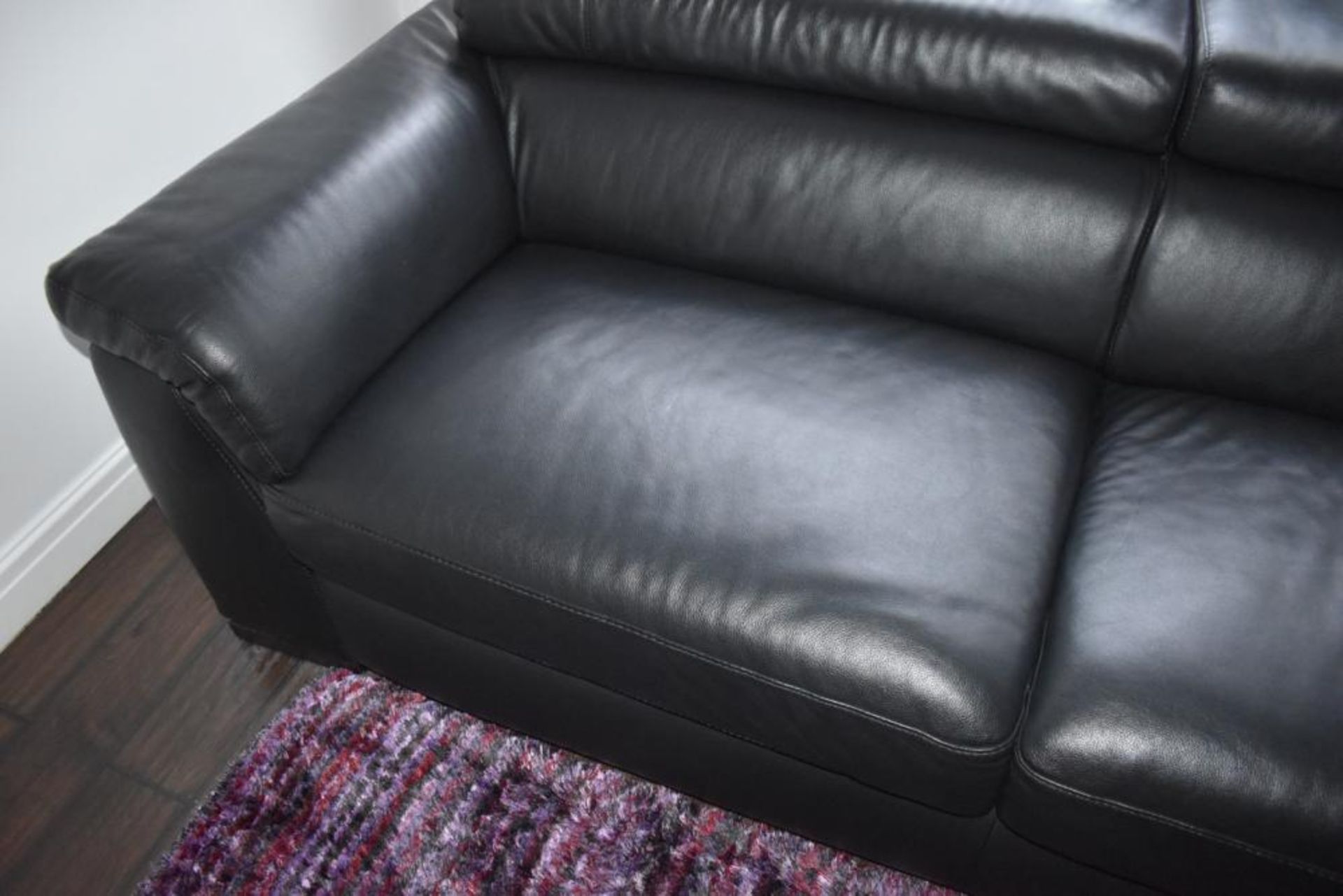 1 x Italsofa by Natuzzi Black Leather Sofa with 2 Purple DreamWeavers Cushions - CL469 - No VAT - Image 4 of 9