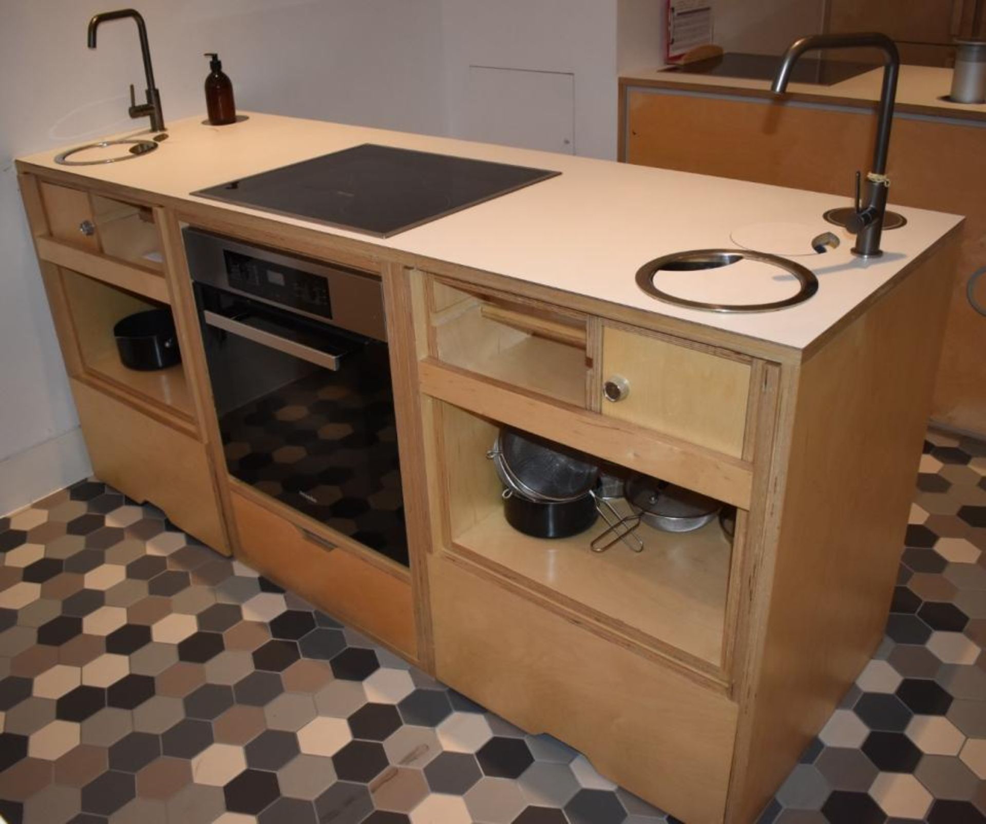 1 x Freestanding Kitchen Unit With Miele Oven and Ceramic Hob, Mixer Taps With Sink Bowls, Pop Up Pl - Image 10 of 18