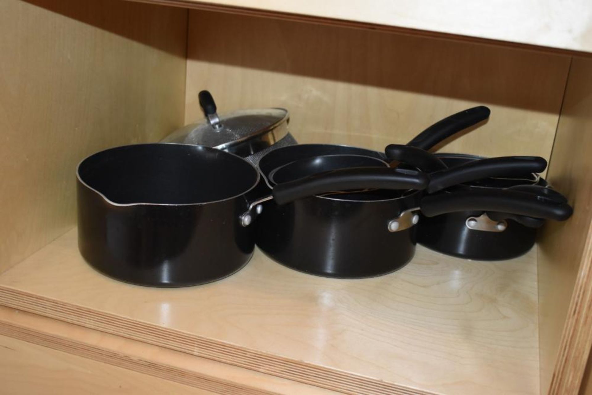 Large Collection of Kitchen Accessories Including Pans, Tubs, Bowls, Knife Set and Utensils etc - - Image 6 of 19