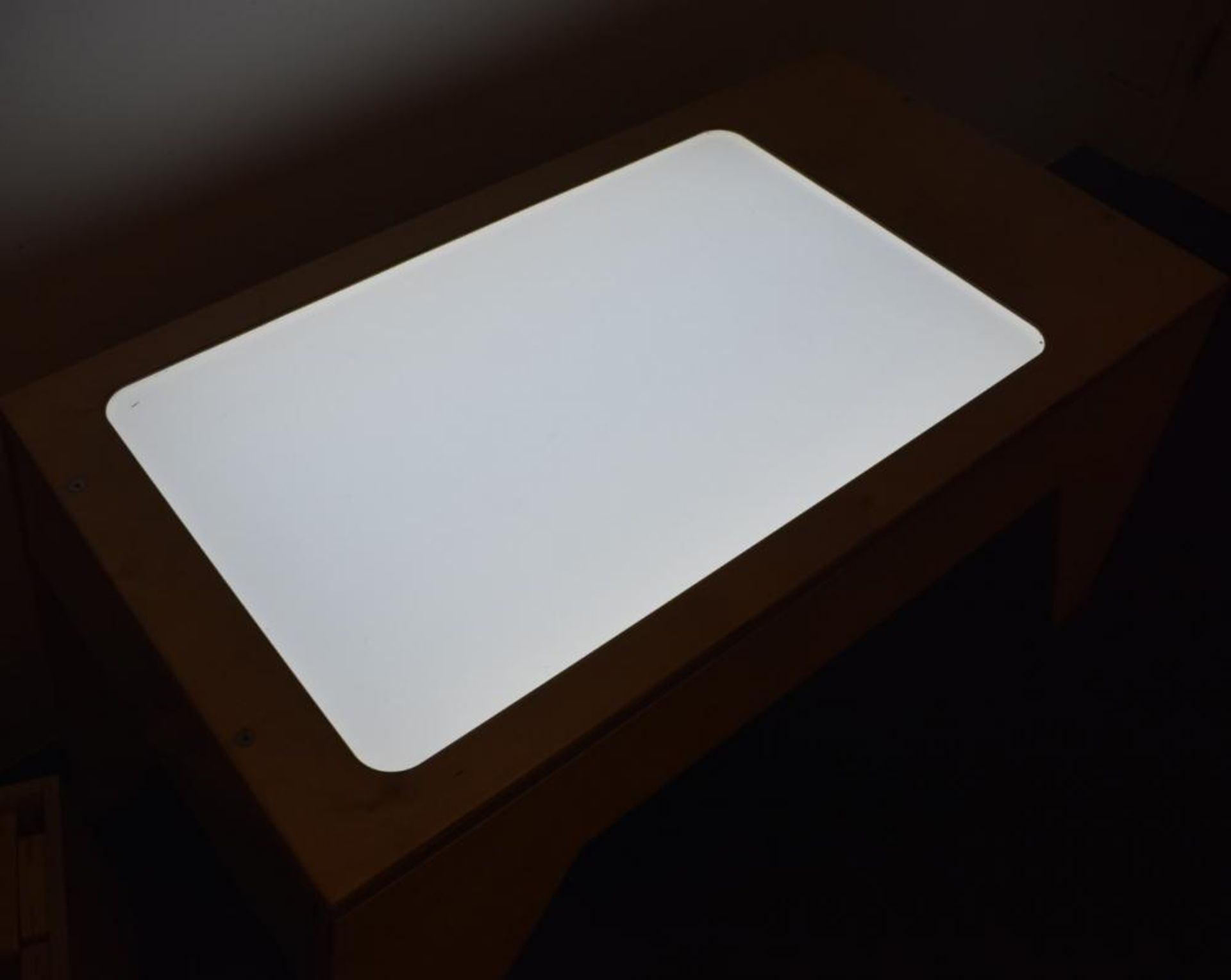 1 x Childrens Light Box Table - CL489 - Location: Putney, London, SW15 - Image 3 of 3