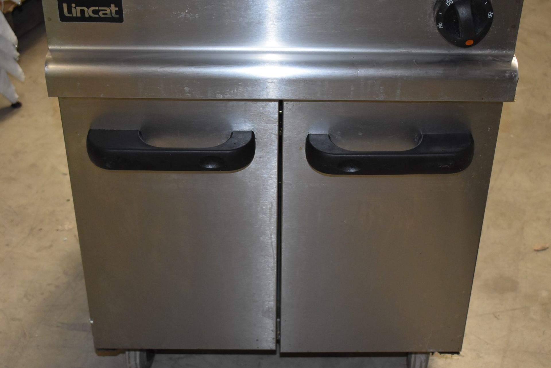 1 x Lincat Opus 700 Single Tank Commercial Fryer With Stainless Steel Finish, Lower Warming Cupboard - Image 3 of 11