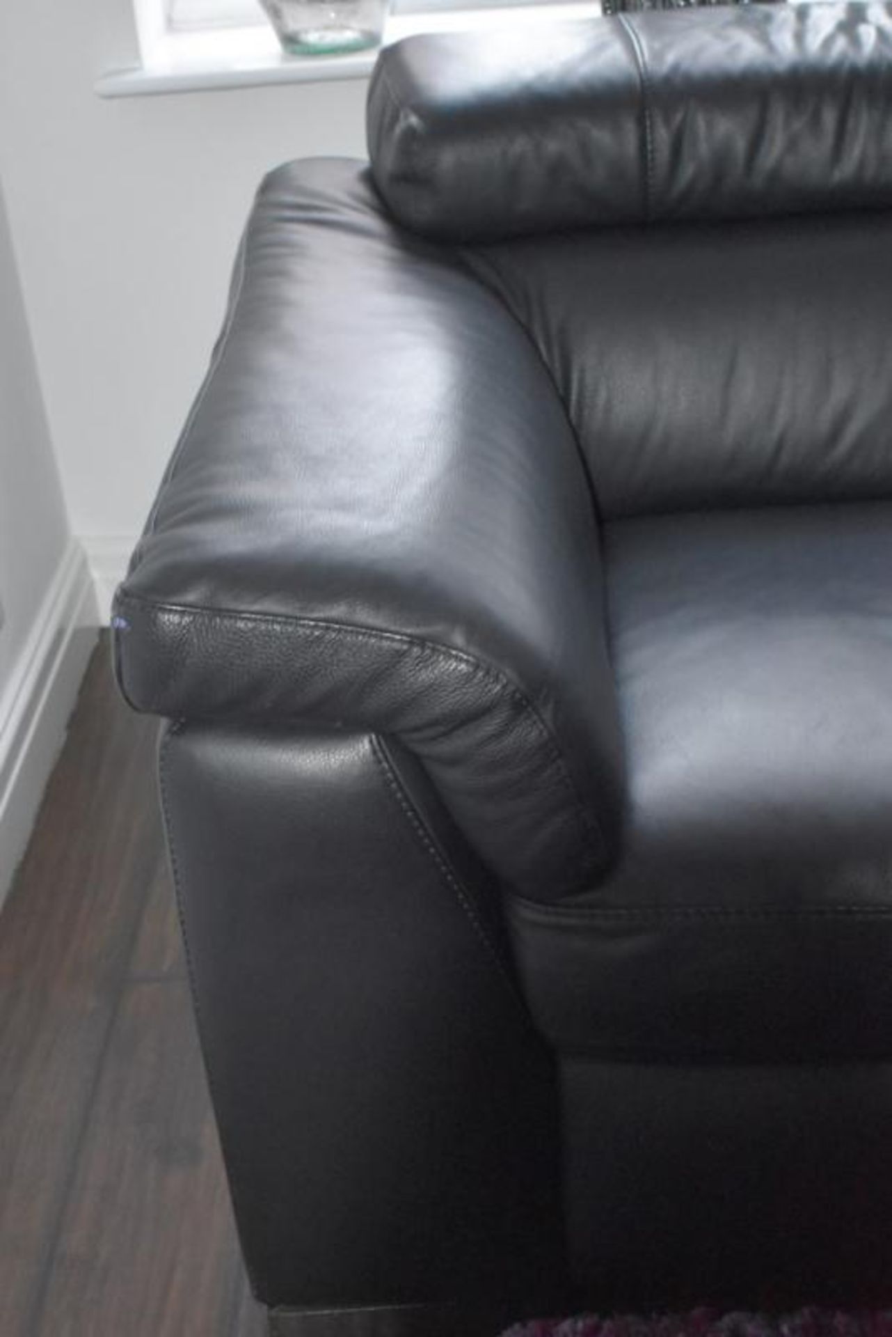 1 x Italsofa by Natuzzi Black Leather Sofa with 2 Purple DreamWeavers Cushions - CL469 - No VAT - Image 9 of 9