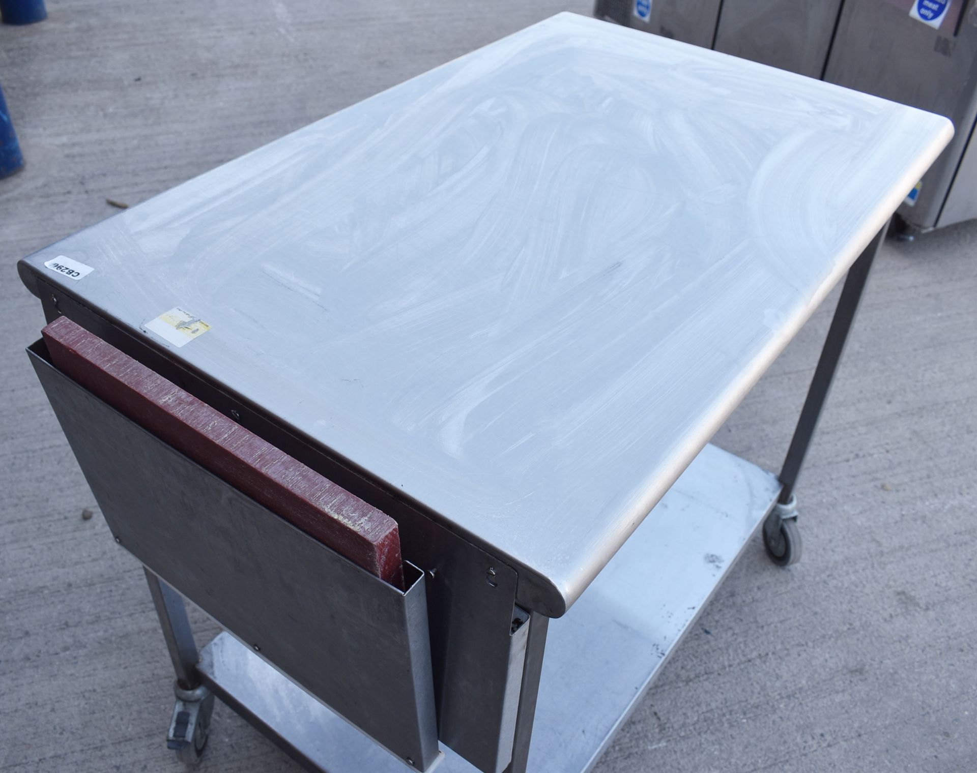 1 x Stainless Steel Prep Table On Castors With Undershelf - Suitable For Commercial Kitchens - H87 x - Image 2 of 3