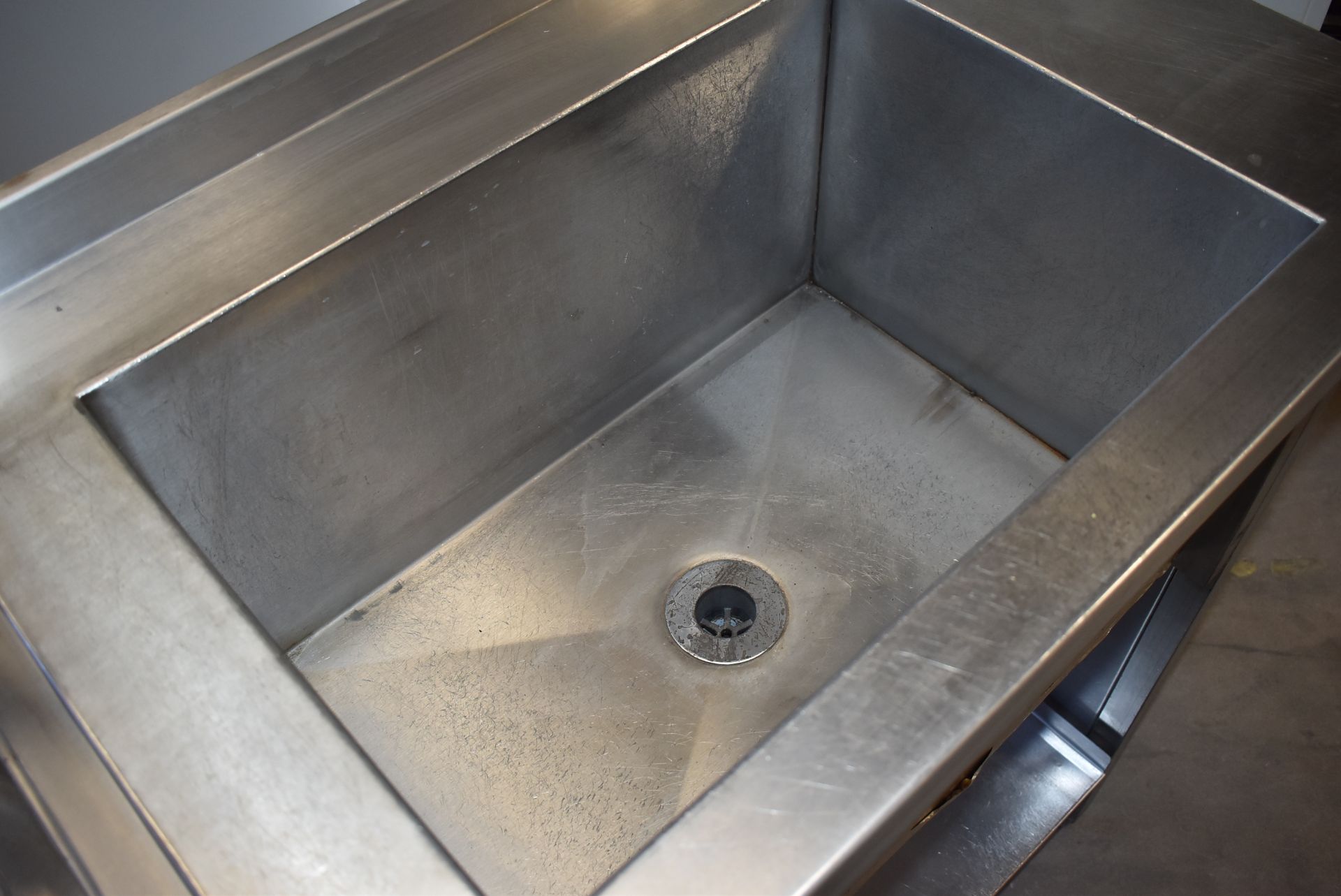 1 x Stainless Steel Wash Basin Unit For Commercial Kitchens - H87 x W117 x D53 cms - CL282 - Ref - Image 8 of 8
